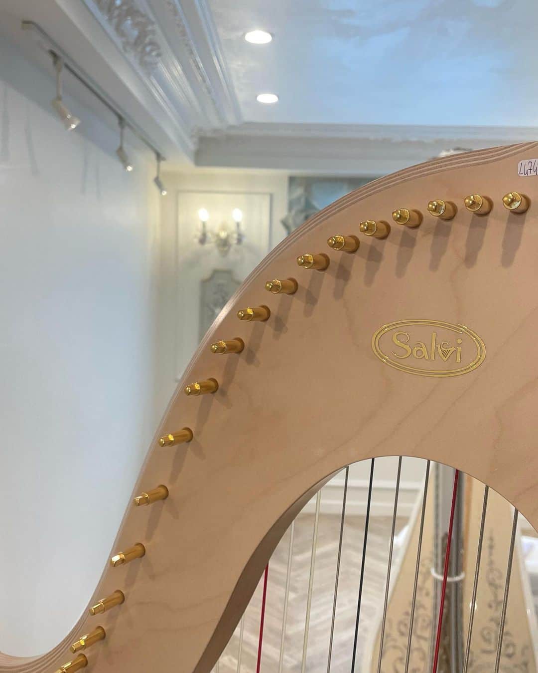 松岡みやびさんのインスタグラム写真 - (松岡みやびInstagram)「#ANA  #salvi @salviharpsofficial   ANA deluxe natural 40 strings lever harp  うちのお教室に  イタリア🇮🇹から  新しいハープが  いらっしゃいました！  サルヴィ アナ様✨🗽  40弦 ANA deluxeアナデラックスは レバーの最高級モデルで 約100万円  レバーハープだけど グランドハープと同じ ガット弦なので 豊かな響きになりますね。  チューニングピンも 豪華なゴールド色✨✨  ナチュラルカラーを選ぶと写真のように 共鳴板のお花がシルバーとブルーで キラキラ美しく光ります✨  足のペダルがついている本格的な グランドハープは安いモデルでも 200万円以上するので…  予算を抑えてグランドの雰囲気を 楽しみたい人や  クラシック以外のケルトミュージックや映画音楽など ポピュラー曲も軽い気持ちで 楽しみたい人にはおすすめの モデルです✨✨  椅子🌹 @westhouse_gallery  ウエストハウスギャラリーさま  ハープ👑 @ginzajujiya_1874  銀座十字屋さま  天使ウォールデコレーション👼 @casadolcecasa_m」6月26日 19時24分 - miyabi_matsuoka