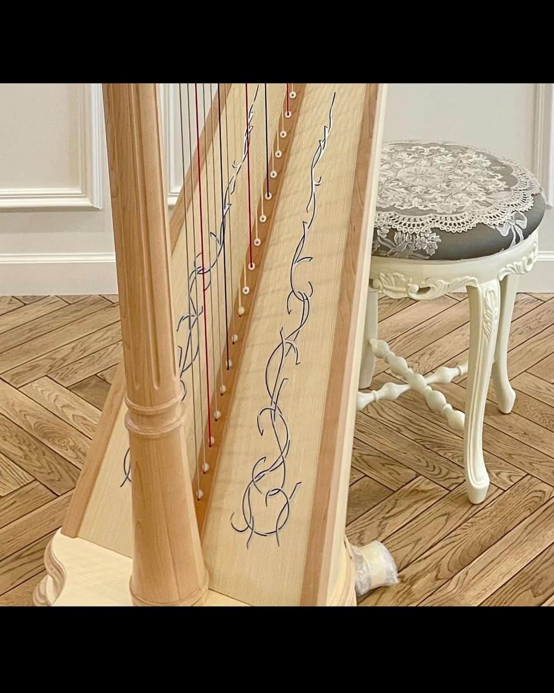 松岡みやびさんのインスタグラム写真 - (松岡みやびInstagram)「#ANA  #salvi @salviharpsofficial   ANA deluxe natural 40 strings lever harp  うちのお教室に  イタリア🇮🇹から  新しいハープが  いらっしゃいました！  サルヴィ アナ様✨🗽  40弦 ANA deluxeアナデラックスは レバーの最高級モデルで 約100万円  レバーハープだけど グランドハープと同じ ガット弦なので 豊かな響きになりますね。  チューニングピンも 豪華なゴールド色✨✨  ナチュラルカラーを選ぶと写真のように 共鳴板のお花がシルバーとブルーで キラキラ美しく光ります✨  足のペダルがついている本格的な グランドハープは安いモデルでも 200万円以上するので…  予算を抑えてグランドの雰囲気を 楽しみたい人や  クラシック以外のケルトミュージックや映画音楽など ポピュラー曲も軽い気持ちで 楽しみたい人にはおすすめの モデルです✨✨  椅子🌹 @westhouse_gallery  ウエストハウスギャラリーさま  ハープ👑 @ginzajujiya_1874  銀座十字屋さま  天使ウォールデコレーション👼 @casadolcecasa_m」6月26日 19時24分 - miyabi_matsuoka