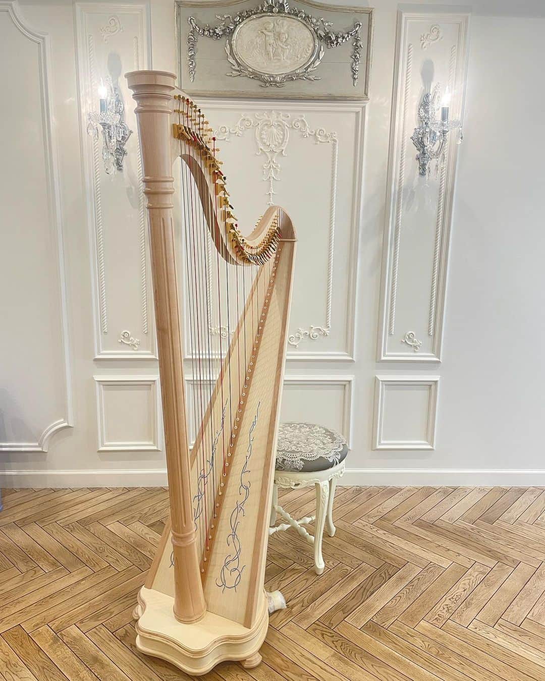 のインスタグラム：「#ANA  #salvi @salviharpsofficial   ANA deluxe natural 40 strings lever harp  うちのお教室に  イタリア🇮🇹から  新しいハープが  いらっしゃいました！  サルヴィ アナ様✨🗽  40弦 ANA deluxeアナデラックスは レバーの最高級モデルで 約100万円  レバーハープだけど グランドハープと同じ ガット弦なので 豊かな響きになりますね。  チューニングピンも 豪華なゴールド色✨✨  ナチュラルカラーを選ぶと写真のように 共鳴板のお花がシルバーとブルーで キラキラ美しく光ります✨  足のペダルがついている本格的な グランドハープは安いモデルでも 200万円以上するので…  予算を抑えてグランドの雰囲気を 楽しみたい人や  クラシック以外のケルトミュージックや映画音楽など ポピュラー曲も軽い気持ちで 楽しみたい人にはおすすめの モデルです✨✨  椅子🌹 @westhouse_gallery  ウエストハウスギャラリーさま  ハープ👑 @ginzajujiya_1874  銀座十字屋さま  天使ウォールデコレーション👼 @casadolcecasa_m」