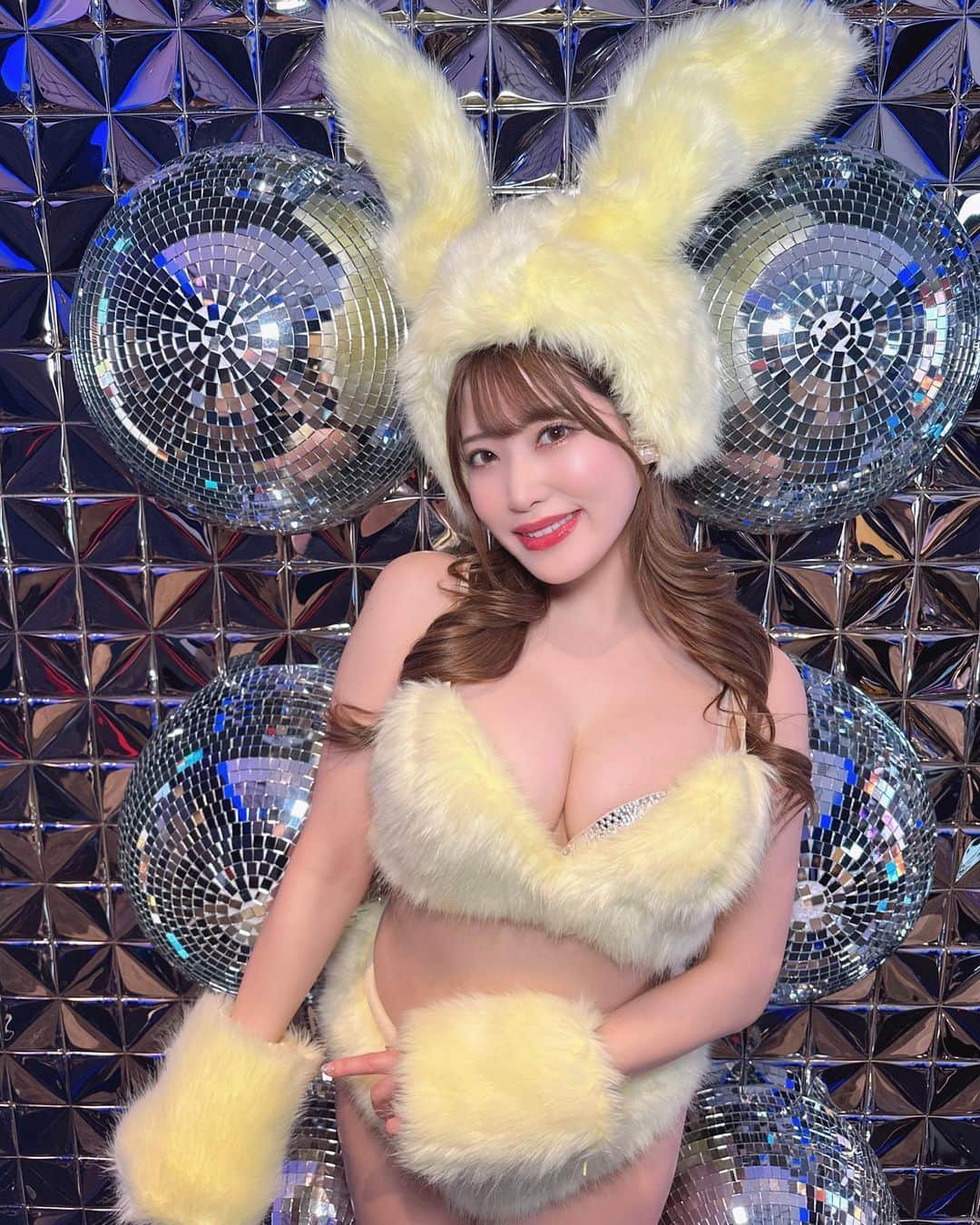 RENAのインスタグラム：「お知らせです📣  8/14(月)〜17(木)の4日間 バーレスク東京名古屋店 TS @burlesque_ts  に ゲスト出演決定しました💗  しかもなんと大好きなさわちと 2人で👶嬉しい😭✨ #同期　#れいさわ @sawa_burlesque   普段東京の店舗に遊びに 来れない方達にも是非 遊びに来てもらいたいな 思ってます😭！！  本店ではいつもBチームの アイドル系で踊っていますが 今回の名古屋店ではすこしでも 成長した姿を見て頂きたいと思い Aチーム演目に沢山チャレンジ します🔥🔥4つぐらい新しいの 覚えたい！もちろんBチームの クイーンもやりたいなぁ🥹👑 すでにワクワクドキドキしています  名古屋店出演は今回の8月で 2023年は最後となります！！！ 普段本店では見れない私を 沢山お披露目できるように 7/1から色々準備進めていきます！  地元愛知でもあるので毎回自分に プレッシャーかけまくってます。 そしてお盆休み期間は果たして お客様は来てくれるのだろうか、、 とゆう不安もあります🥲 ガラスのハートなので心 折れないこと目標です。❤️‍🔥  れい推しの方は絶対絶対 1日だけでもいいので遊びに 来てください🙇💗 推しプランの方は名古屋店 限定ブロマイドプレゼント🎁💎 当日に＋2000円で直接私に お声がけください🌹 【通し推しプラン】の方には 何か特典も考えています！！！  随時お知らせしていきます✨  とりあえず7月から Aチーム演目のレッスン さわちにスパルタ練習 お願いします😂✨✨ スペシャルパフォーマンスも 何かやりたいね！って さわちと話してます☺️💗  TS出張がこの夏の最高な 思い出になるといいなあ。✨  皆様が会いに来てくれること 心より楽しみにしています💎 ・ #バーレスク東京　#burlesquetokyo #burlesque  #エンタメ活動を止めない #誰かの夢になって生きていく  #バーレスク東京のマシュマロ」