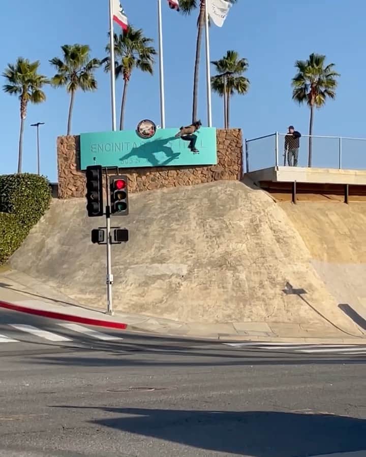 Skate Crunch (OG)のインスタグラム：「San Diego Skateboarding 💪🏼😵🤙🏼 @slappyredz 🗣️ The energy was unreal on this session • Big thanks to @shecks for hyping me up to jump off this thing (just wait until you see his trick), thanks to the @homies for keeping it up fired up as always and huge thanks to the sheriff of Encinitas for giving us the green light and helping with traffic control. Thank you skateboarding💘   🤳🏽@nativemeddle 📸 @timaguilar」
