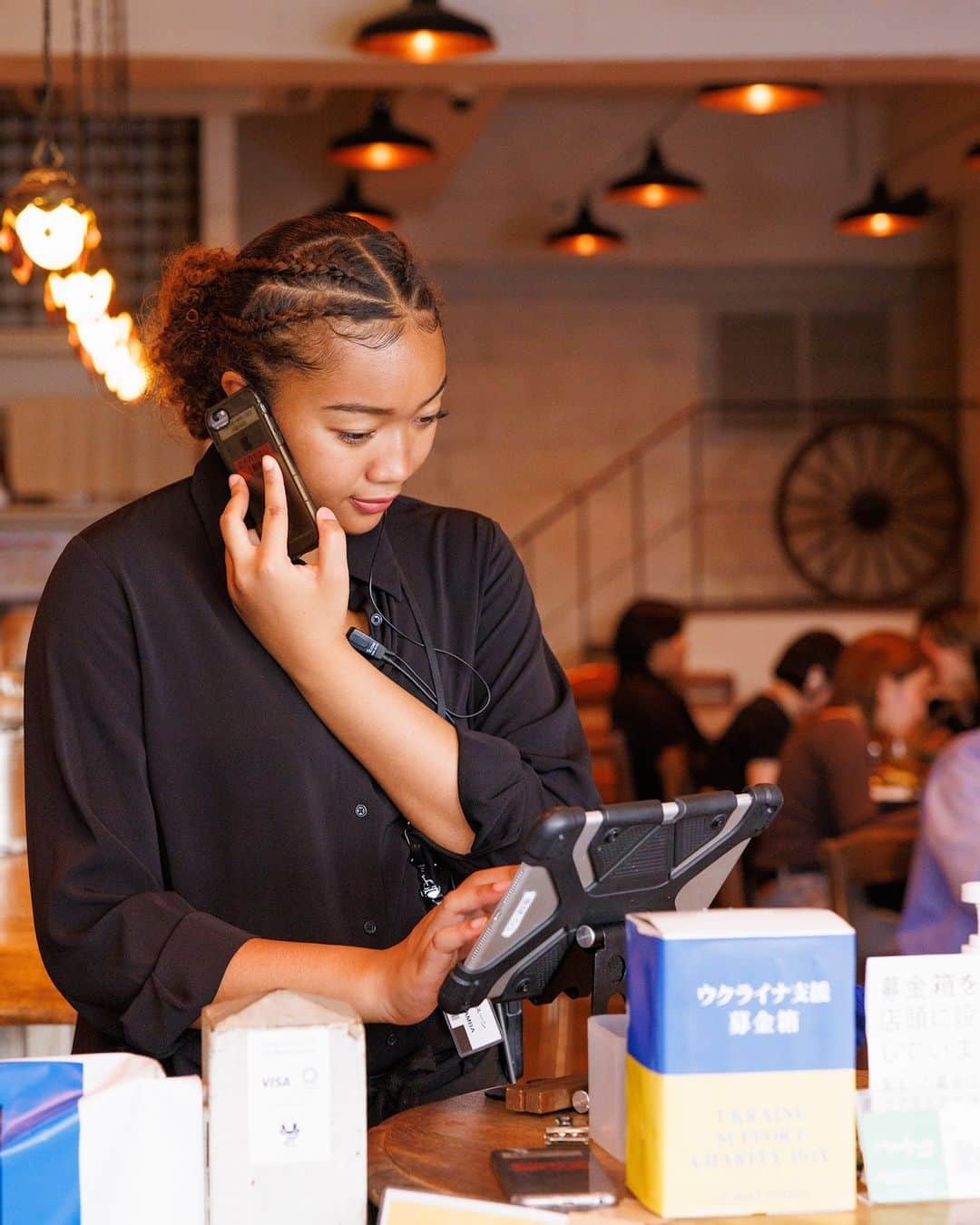 モンスーンカフェのインスタグラム：「素敵なデートやご友人とのご予定など、お店をお探しの際はぜひモンスーンカフェへ 🌴　⁠ Whether it's an intimate dinner for two or a gathering of friends, our friendly staff is here to assist you. Give us a call and we will handle the rest. 🌊⁠ ⁠」