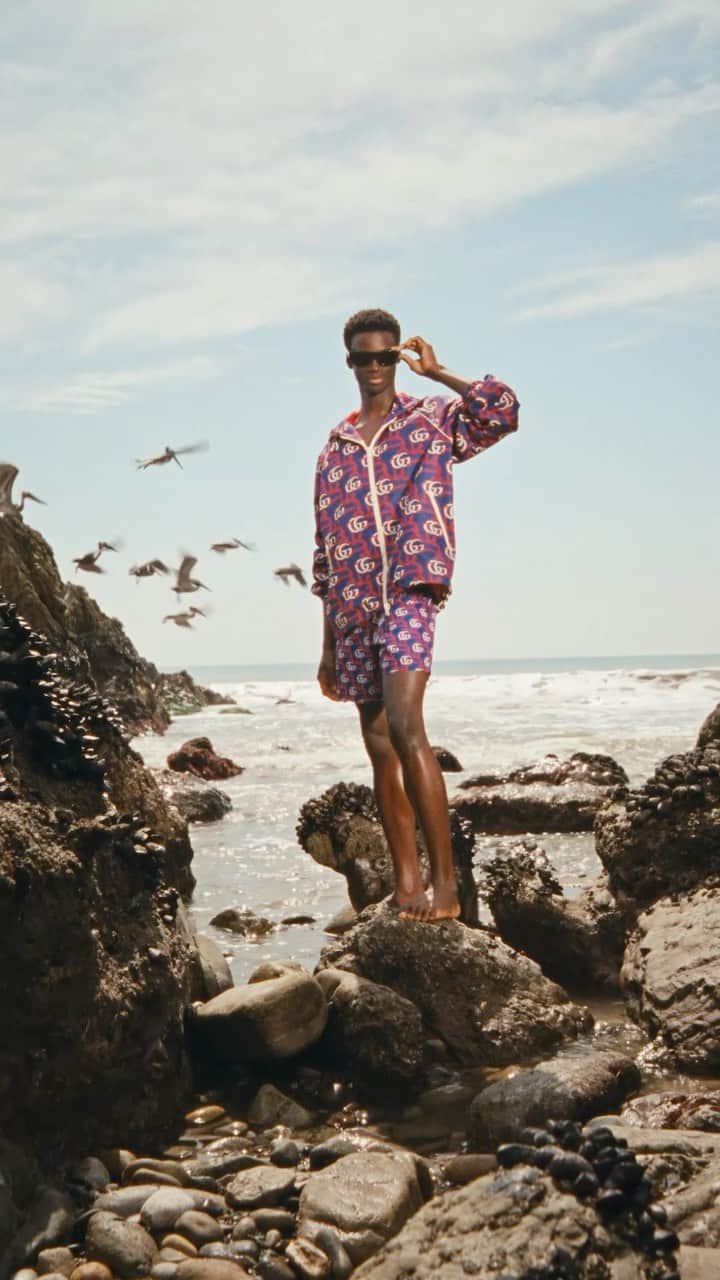 グッチのインスタグラム：「Gucci Summer Stories presents a full wardrobe envisioned to capture and inspire memory-making escapes through airy fabrics, vibrant hues, and playful embellishments. Discover more at the link in bio.   #GucciSummerStories」