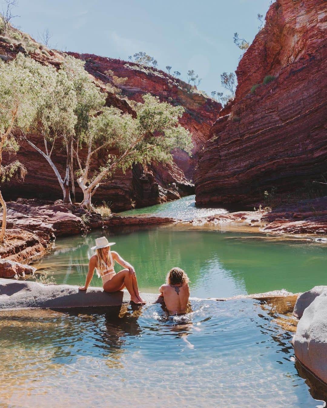 Australiaのインスタグラム：「You don't have to ask us twice, @westernaustralia - we're on our way 🏃‍♀️🤩 Kudos to @kendallbaggerly for capturing this epic shot of #HamersleyGorge in @westernaustralia's #KarijiniNationalPark. Home to the Banyjima, Kurrama and Innawonga people, you'll find this waterhole tucked away in the Pilbara region of @australiasnorthwest. #Karijini is known for its spectacular gorges, dramatic canyons, towering waterfalls and waterholes, so we recommend joining @lestoktours to explore the very best of this two billion-year-old landscape. #seeaustralia #comeandsaygday #wathedreamstate #australiasnorthwest」
