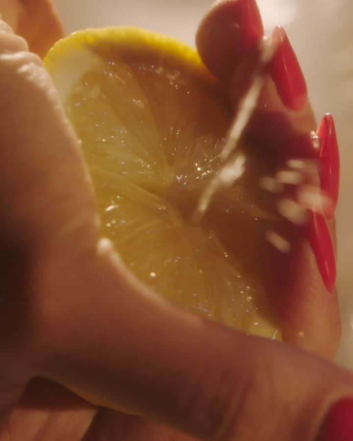 シェイ・ミッチェルのインスタグラム：「Because you know I love a visual.  Trust me you need to stock up before this weekend Now available in Canada and the US @hydralyte  Special thanks to…  MOTION: Director: @gregswalesart  Cinematographer: @shootchevytyler  Production: @agpnyc @alexeyg  1st AC: @philiphoangx  2nd AC: @minami_crease  Gaffer: @michaelroseman.cine  Key Grip: @dadhatadventures  Swing: @emma.lugosi  Sound Design: @shootchevytyler Sound Mixer: @cloudandorbit  VFX: @kamiswxrld」