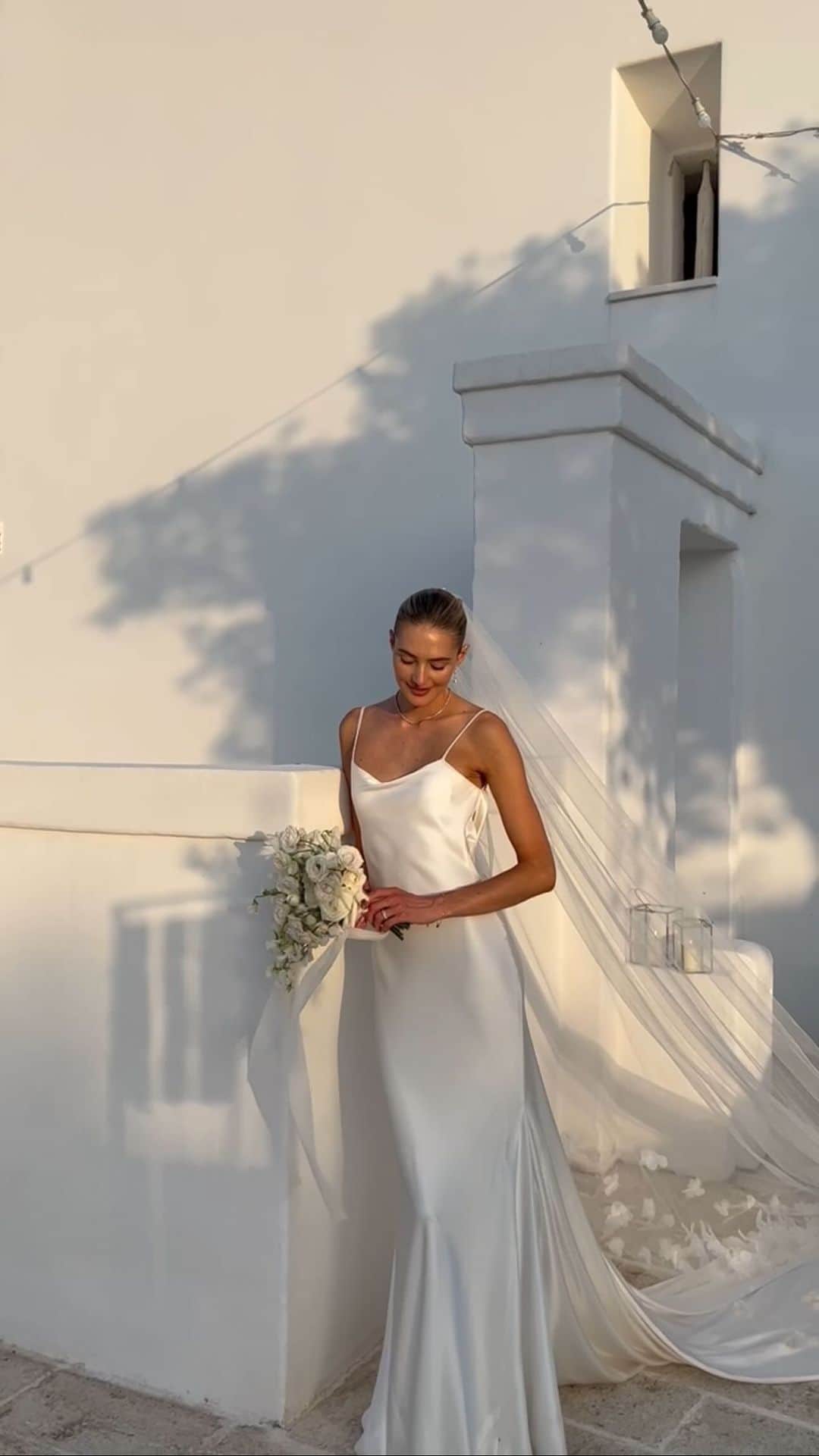 サンヌ・ヴロートのインスタグラム：「Will forever cherish this look! 🕊️🤍💍  Never knew I was a diamond girl until I met @loganhollowell She has the most stunning jewelry and wedding pieces that are hand crafted in Los Angeles using recycled gold and ethically sources diamonds. Pure MAGIC!」