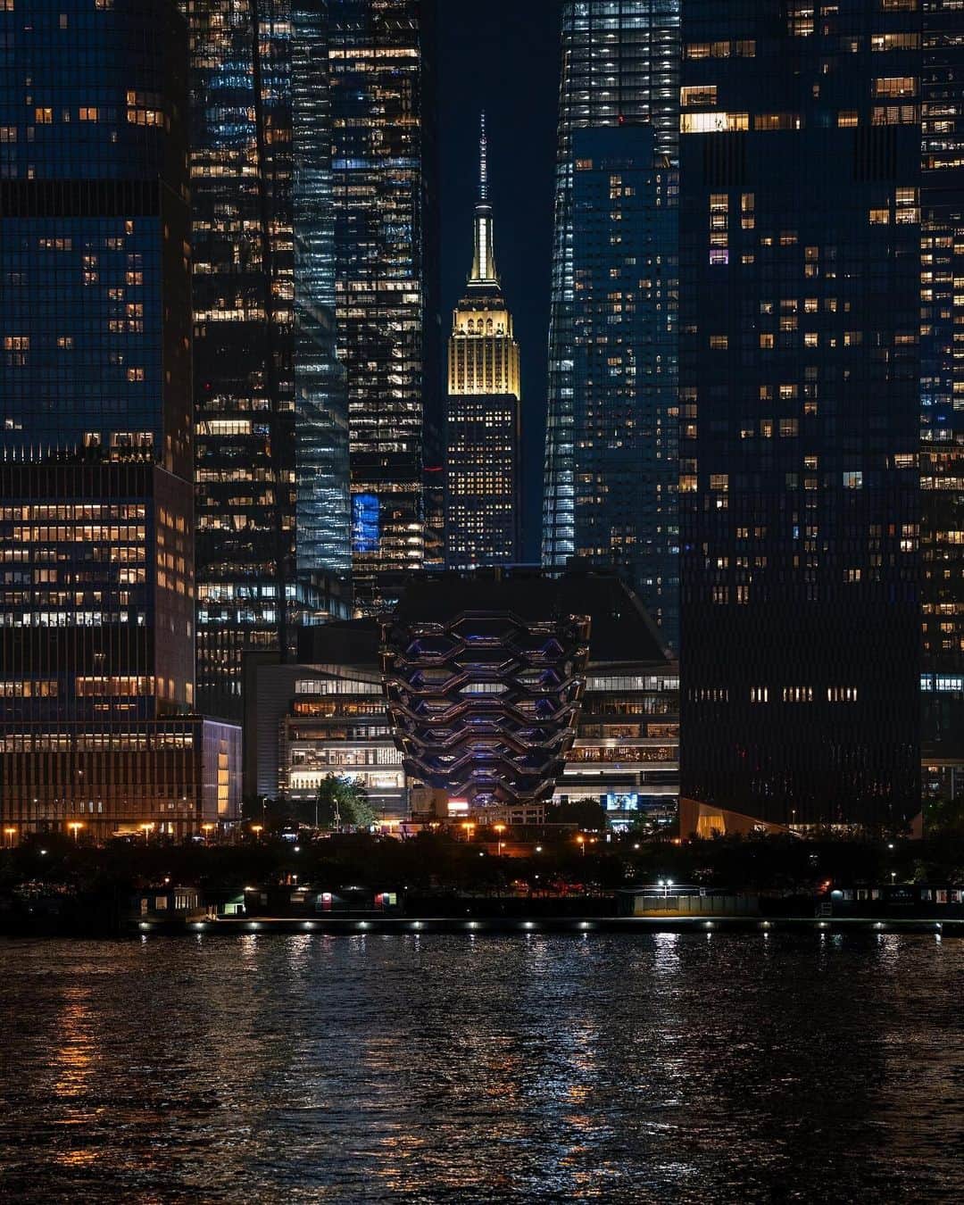 Empire State Buildingさんのインスタグラム写真 - (Empire State BuildingInstagram)「When I shine, I do it for you.   📷: @craigsbeds」6月27日 6時01分 - empirestatebldg