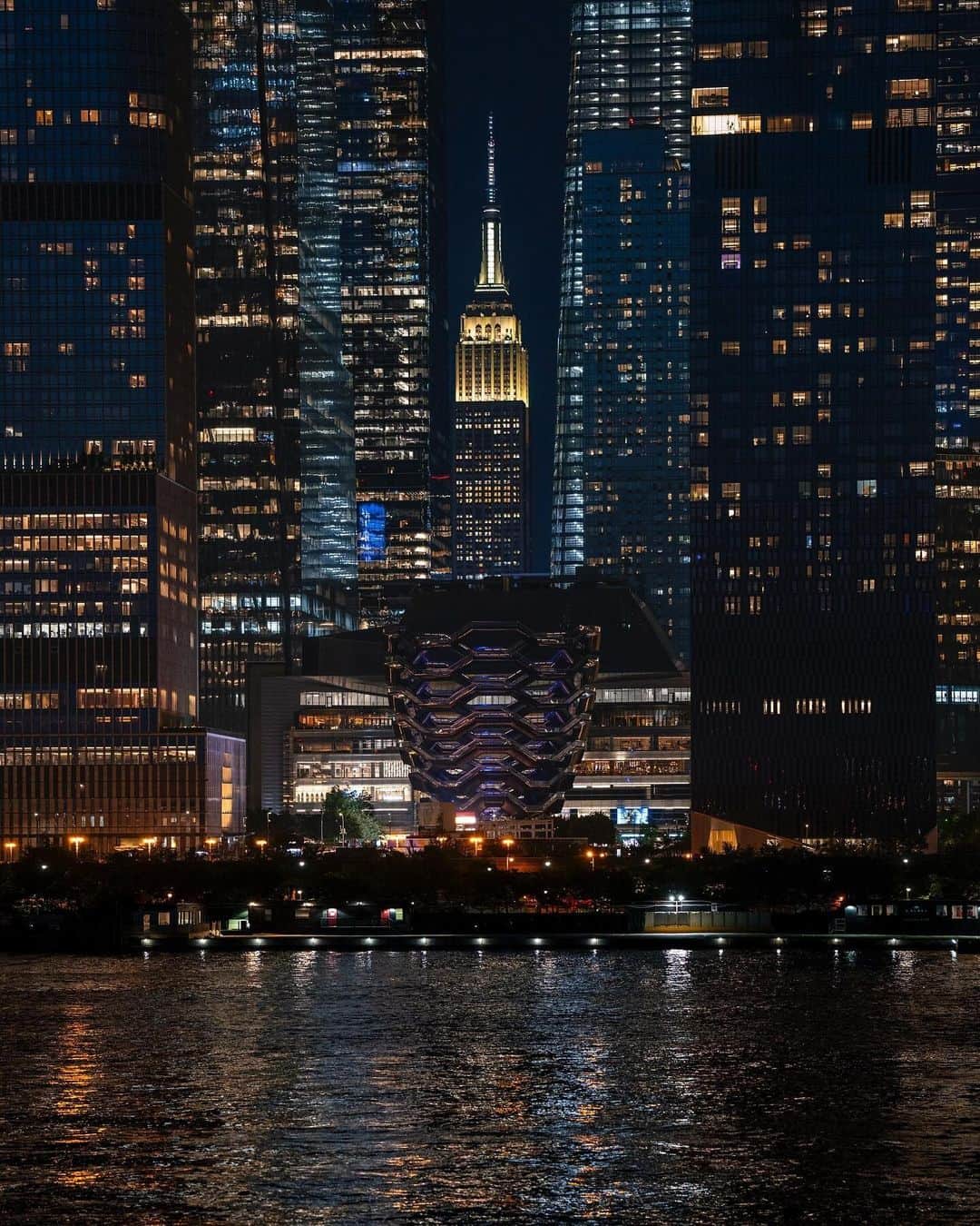 Empire State Buildingのインスタグラム：「When I shine, I do it for you.   📷: @craigsbeds」