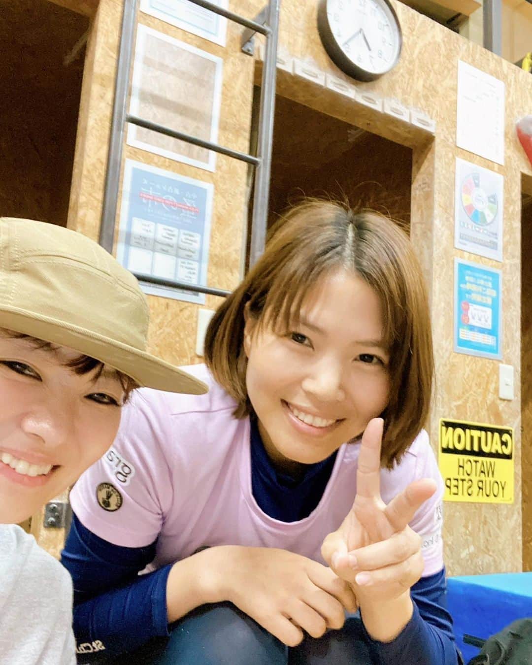 尾崎里紗さんのインスタグラム写真 - (尾崎里紗Instagram)「少し前に、久々にHEAD ROCKでボルダリングしてきました💪🏻 久々すぎてすぐに握力がダメに、、、😭 でも何回か一番上のトップまで登れたコースがあって、子供達と勝負して遊んだり楽しかったです(^^)  愛用しているアンドも持って行って 帰る前、手を洗った後のお手入れで塗ったりもしてます✨  @and_by_ronilo   @ronilo626   @mai.time1124  ⁡ ⁡」6月26日 21時20分 - risaozaki410