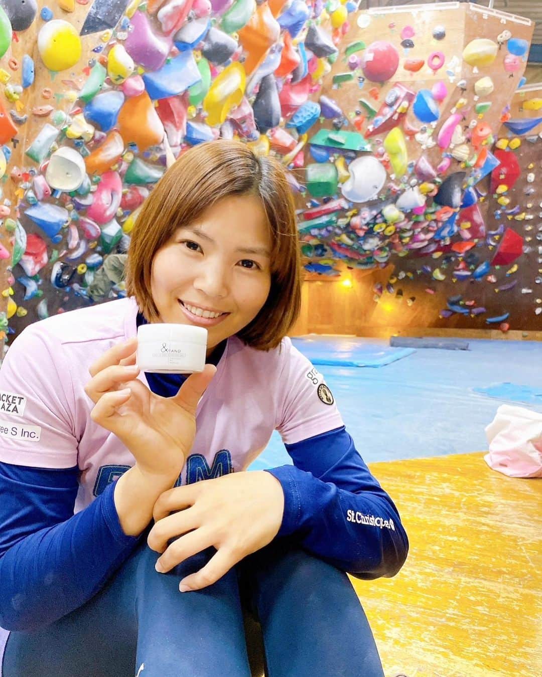 尾崎里紗さんのインスタグラム写真 - (尾崎里紗Instagram)「少し前に、久々にHEAD ROCKでボルダリングしてきました💪🏻 久々すぎてすぐに握力がダメに、、、😭 でも何回か一番上のトップまで登れたコースがあって、子供達と勝負して遊んだり楽しかったです(^^)  愛用しているアンドも持って行って 帰る前、手を洗った後のお手入れで塗ったりもしてます✨  @and_by_ronilo   @ronilo626   @mai.time1124  ⁡ ⁡」6月26日 21時20分 - risaozaki410