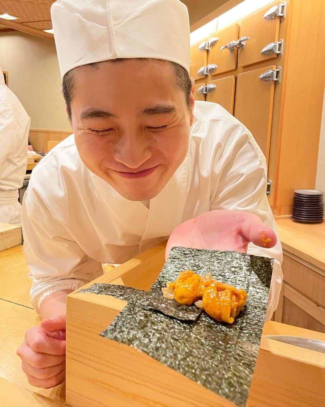 乾雅人のインスタグラム：「鮨しゅん輔@阿佐ヶ谷 若い俊輔大将と若いスタッフがカウンターにおおらかな空気を醸す。 美味い鮨を楽しく…初めての客も常連も心に残る夜を。 #鮨しゅん輔」
