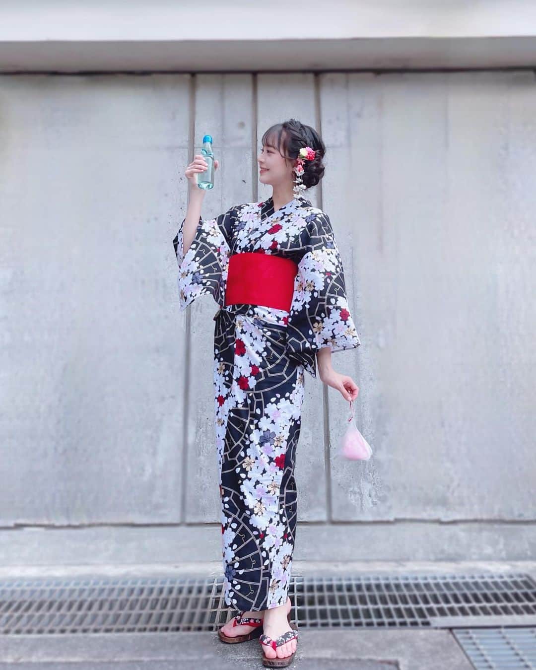 のインスタグラム：「ゆたか全身写真🇯🇵❤️手にはラムネと綿あめ。 髪型は分け目を真ん中からすこし変えて頭頂部にボリュームを出し、表編みを引き出しながら形作っています。シニヨンを耳後ろで作って髪飾りつけて完成！  #浴衣 #和装 #縁日 #和装ヘア #和 #日本 #浴衣ヘアアレンジ #浴衣女子 #骨格ウェーブ #ゆかた #浴衣ヘア #夏祭り #浴衣デート #アイドル #夏 #黒髪 #idol #Japan #japanesegirl #kimono #yukata #makeup #hairstyles #japaneseculture  #stu48 #japanesefashion #ootd #japanesemakeup #fashion #matsuri」