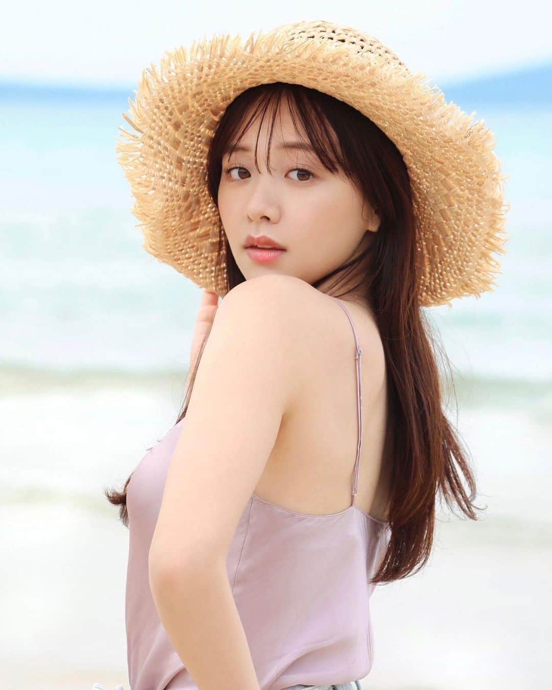 森香澄のインスタグラム：「. 週刊プレイボーイ本日発売されました🌷 是非ご覧になってみてください♩」