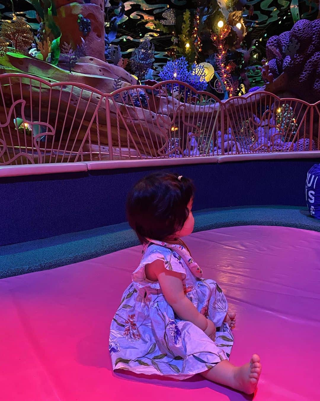 高橋有紀のインスタグラム：「ホテルからすぐだったので、急遽ディズニーシーへ ０歳児でも乗れる乗り物がマーメイドラグーンにあって、ここの遊び場が本当に助かりました🐠 最近映画のリトルマーメイドを観て父（王）のシーンで涙したばかりなのでこのエリアがさらに楽しめました！ 髪がふさふさのぷくぷくさん👶🏻  #0歳児　#9か月ベビー  #０歳児ママ #子連れ旅行 #子連れディズニー  #ファーストディズニー」