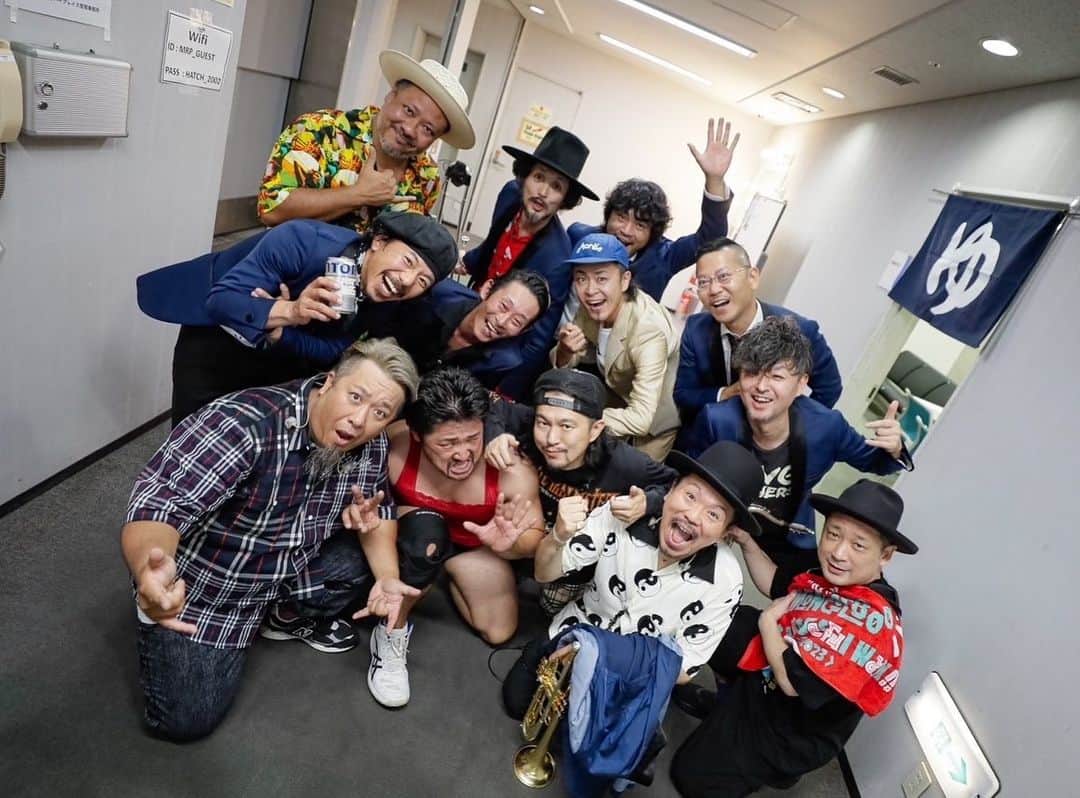 シーサーさんのインスタグラム写真 - (シーサーInstagram)「． ． WWW!!TOUR2023 今ツアーもモンパチ 全力サポートさせてもらいます🔥🎷🎸🕺🎺  初日からサイコウな声&笑顔！  そして1日で贅沢にもDOBERMANとモンパチ 2ステージも立たせてもらえて心の充電満タン◎ タノシイがすぎた〜  明日は香川県festhalle 明日もパーティーしようぜぃ！ ピス！  📸 @saru_0305 1〜4 6〜10  #MONGOL800 #モンパチ #モンパチ25th #ワッターツアー #おじさんたちと踊ろう」6月26日 21時13分 - __seasir__