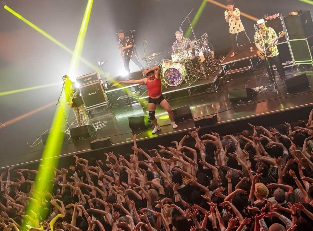 シーサーさんのインスタグラム写真 - (シーサーInstagram)「． ． WWW!!TOUR2023 今ツアーもモンパチ 全力サポートさせてもらいます🔥🎷🎸🕺🎺  初日からサイコウな声&笑顔！  そして1日で贅沢にもDOBERMANとモンパチ 2ステージも立たせてもらえて心の充電満タン◎ タノシイがすぎた〜  明日は香川県festhalle 明日もパーティーしようぜぃ！ ピス！  📸 @saru_0305 1〜4 6〜10  #MONGOL800 #モンパチ #モンパチ25th #ワッターツアー #おじさんたちと踊ろう」6月26日 21時13分 - __seasir__