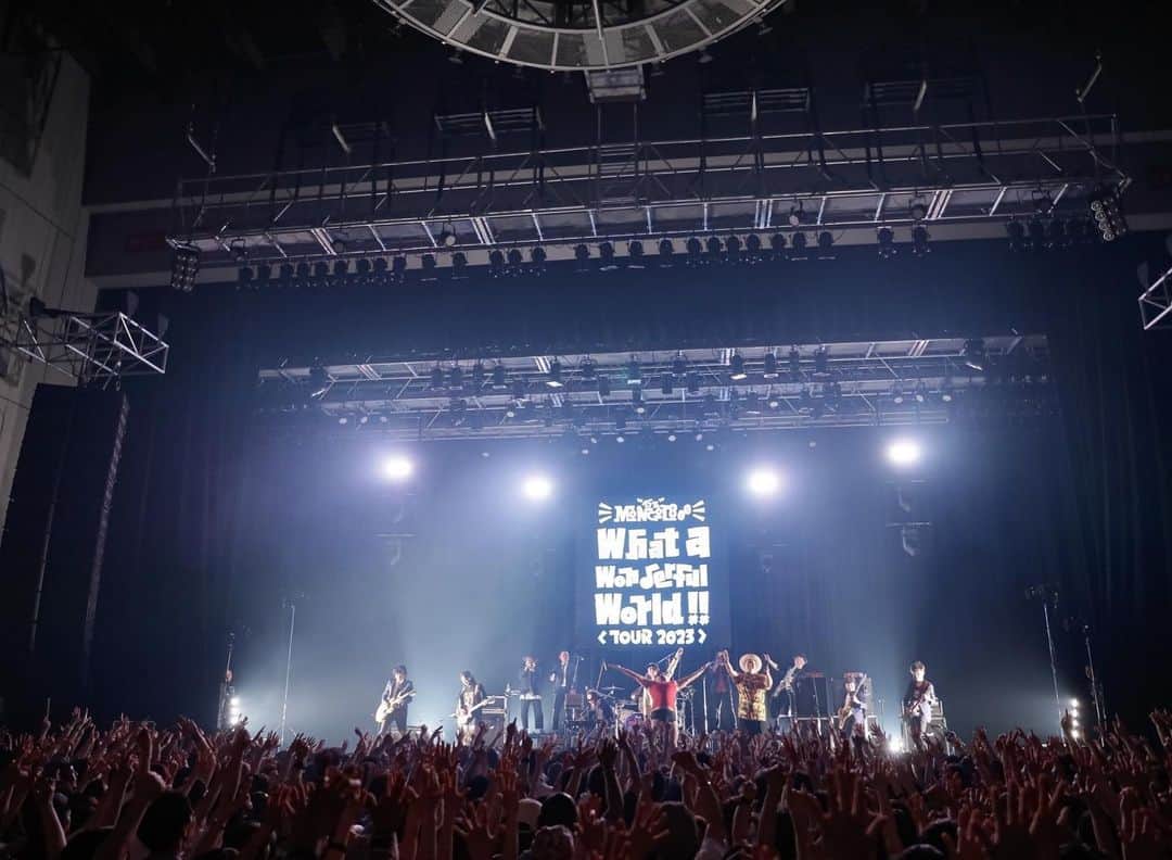 シーサーさんのインスタグラム写真 - (シーサーInstagram)「． ． WWW!!TOUR2023 今ツアーもモンパチ 全力サポートさせてもらいます🔥🎷🎸🕺🎺  初日からサイコウな声&笑顔！  そして1日で贅沢にもDOBERMANとモンパチ 2ステージも立たせてもらえて心の充電満タン◎ タノシイがすぎた〜  明日は香川県festhalle 明日もパーティーしようぜぃ！ ピス！  📸 @saru_0305 1〜4 6〜10  #MONGOL800 #モンパチ #モンパチ25th #ワッターツアー #おじさんたちと踊ろう」6月26日 21時13分 - __seasir__