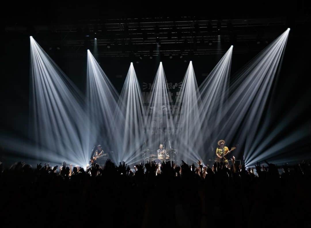 シーサーさんのインスタグラム写真 - (シーサーInstagram)「． ． WWW!!TOUR2023 今ツアーもモンパチ 全力サポートさせてもらいます🔥🎷🎸🕺🎺  初日からサイコウな声&笑顔！  そして1日で贅沢にもDOBERMANとモンパチ 2ステージも立たせてもらえて心の充電満タン◎ タノシイがすぎた〜  明日は香川県festhalle 明日もパーティーしようぜぃ！ ピス！  📸 @saru_0305 1〜4 6〜10  #MONGOL800 #モンパチ #モンパチ25th #ワッターツアー #おじさんたちと踊ろう」6月26日 21時13分 - __seasir__