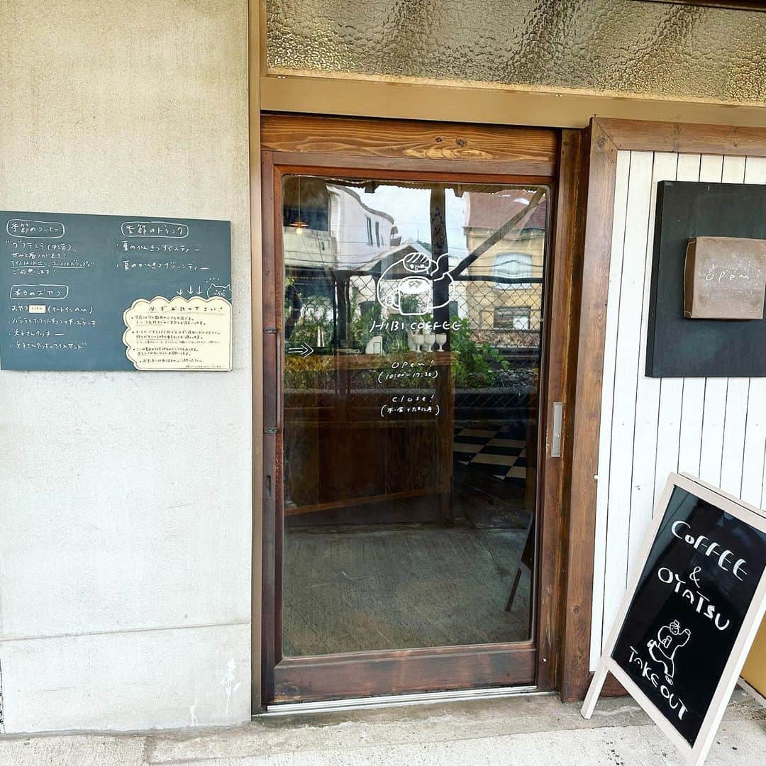 ナカイシミキさんのインスタグラム写真 - (ナカイシミキInstagram)「@_hibi.coffee_   実家に帰ると #カフェ活   コーヒー好きだからコーヒー巡り☕️  😺のクッキーにも一目惚れ コーヒーと夏のかんきつアイスティー  クッキーお腹いっぱいでアイスしかないと思って買わなかったけど 買えばよかった🥹  中もカワイイし 目の前に線路🛤️  線路の周りに生えた🌱たちっぽ(小学生の時よく食べてた食べれる草的な)に震えた🫨  #尾道　#尾道カフェ　#尾道観光 #尾道グルメ #カフェ巡り #coffeetime #coffee #onomichi #尾道散歩 #尾道市 #広島カフェ #広島 #hiroshima」6月26日 21時13分 - mikivicious