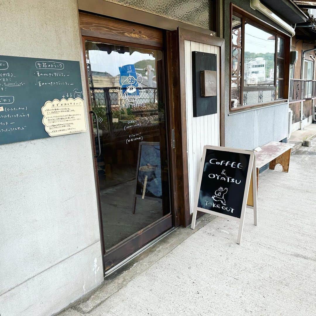 ナカイシミキさんのインスタグラム写真 - (ナカイシミキInstagram)「@_hibi.coffee_   実家に帰ると #カフェ活   コーヒー好きだからコーヒー巡り☕️  😺のクッキーにも一目惚れ コーヒーと夏のかんきつアイスティー  クッキーお腹いっぱいでアイスしかないと思って買わなかったけど 買えばよかった🥹  中もカワイイし 目の前に線路🛤️  線路の周りに生えた🌱たちっぽ(小学生の時よく食べてた食べれる草的な)に震えた🫨  #尾道　#尾道カフェ　#尾道観光 #尾道グルメ #カフェ巡り #coffeetime #coffee #onomichi #尾道散歩 #尾道市 #広島カフェ #広島 #hiroshima」6月26日 21時13分 - mikivicious