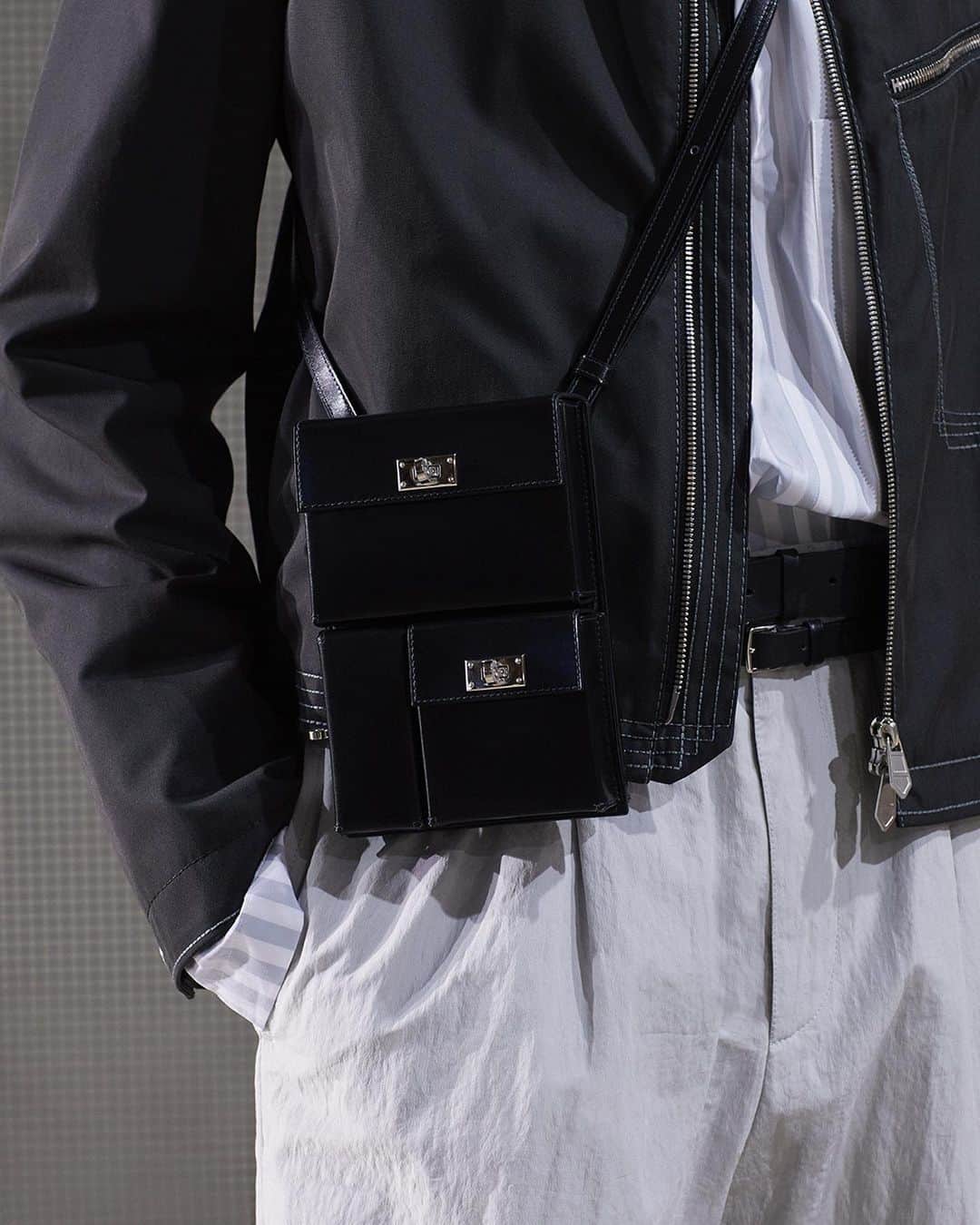エルメスのインスタグラム：「Oblique strokes. A collection soft and sweet as a summer breeze, stirred by a tender strength. Clothing as architecture. The look is constructed with the weightlessness of daylight, of openwork.​  About the looks:​ 1- A straight blouson in crepe serge. A shirt in cotton poplin with parasol stripes. Trousers in wrinkled cotton fabric. A Double Etrivière belt in bridle leather. Sandals with notched soles. A Multipocket Kelly bag. An Equus earcuff in lacquered metal.​ 2- A shirt in compact cotton poplin. A short-sleeve shirt in wool, H Cinétique design. Trousers in wrinkled cotton fabric. A Double Etrivière belt in bridle leather. Sandals with notched soles. A black Haut à Courroies bag. A Habascule earing in lacquered metal. A Chaîne Maillon bracelet in technical ceramic and stainless steel. A Clic HH So Black bracelet in mat enamel and metal.​ 3- A ribbed blouson with colored wave leather inserts. A shirt in silk twill with Cheval équinoxe print.​ A Maillon necklace in lacquered metal and horn. 4- A jacket in crinkled cotton poplin with kinetic topstitching. A shirt in wrinkled ‘tracing paper’ fabric. Trousers in crinkled cotton poplin.​ A Maillon necklace in lacquered metal and horn. 5- A short raincoat with asymmetrical leather placket. A shirt and a tank top in wrinkled ‘tracing paper’ fabric. Shorts in crinkled cotton poplin. A Double Etrivière belt in bridle leather. Sandals with notched soles. ​  Men’s summer 2024 runway show, collection created by Véronique Nichanian. ​​ Watch the replay of the show with the link in bio. ​​​  #Summer2024​ #ParisFashionWeek​ #PFW​ #HermesHomme​ #Hermes」