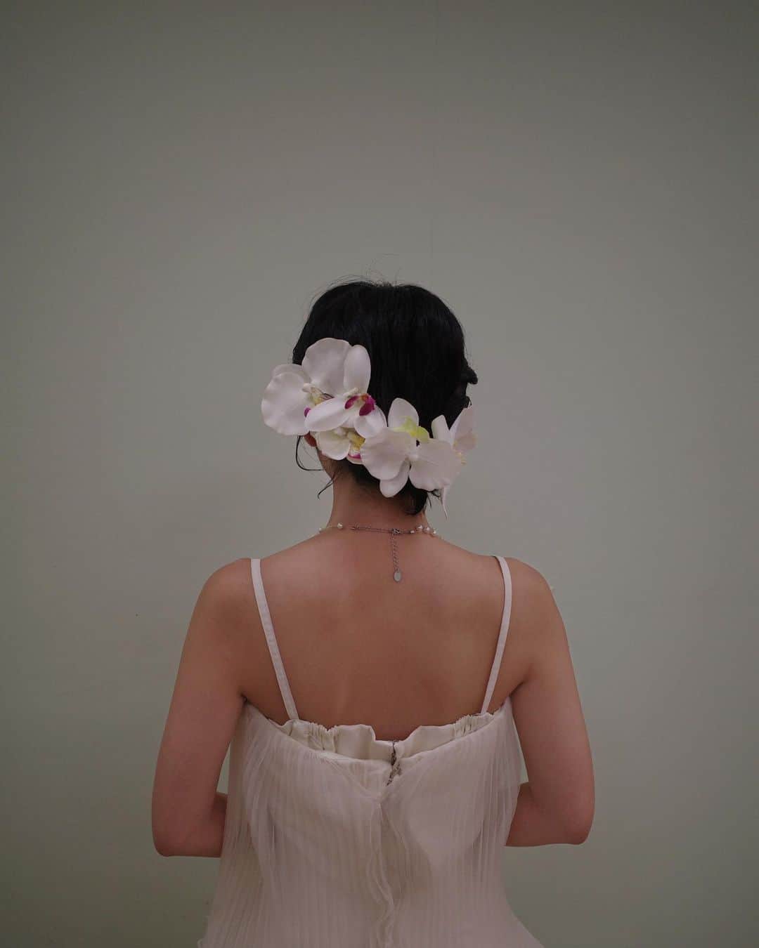 新郷桃子さんのインスタグラム写真 - (新郷桃子Instagram)「××× . アップスタイルは存在感のある蘭を付けて可愛く、🌸♡  #ブライダルモデル#ウエディングドレス#ショートカット#ウエディングヘア」6月26日 21時16分 - rinnnnn01