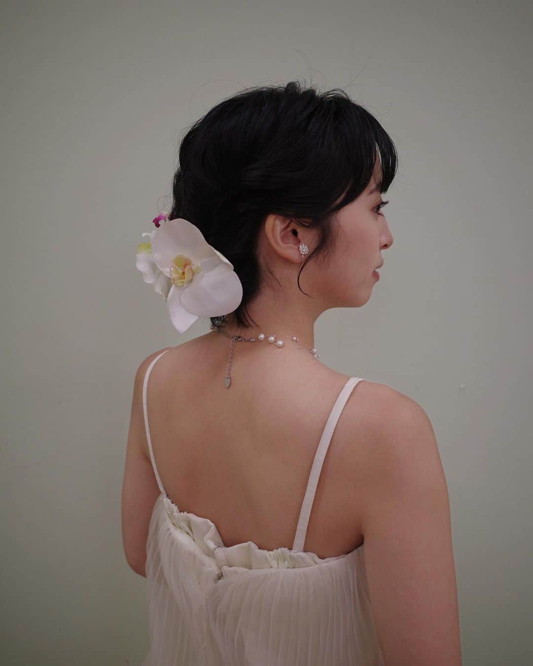 新郷桃子さんのインスタグラム写真 - (新郷桃子Instagram)「××× . アップスタイルは存在感のある蘭を付けて可愛く、🌸♡  #ブライダルモデル#ウエディングドレス#ショートカット#ウエディングヘア」6月26日 21時16分 - rinnnnn01