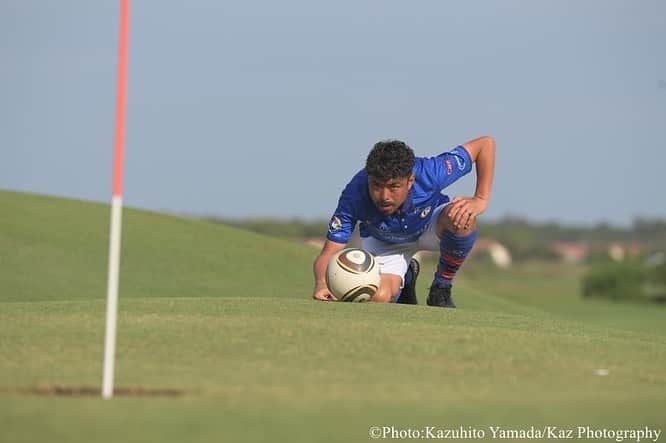 青木剛のインスタグラム：「【FIFGフットゴルフW杯オーランド2023】 #FIFGWC23 #Orlando2023 #Memories . プレミアリーグの撮影ライセンスを唯一持つ日本人カメラマンの山田一仁さん。 チャンピオンリーグ決勝、W杯決勝など世界で勝負するプロカメラマンさんが、チャンピオンリーグの合間を縫って、今回もドイツカップ決勝をキャンセルしてまで、アメリカにて開催されたフットゴルフW杯の日本代表の撮影をしてくださいました。 . お写真を見返すと、興奮と緊張が鮮明に蘇ります。  W杯では自分の想像を遥かに超える、フットゴルフの熱い世界が広がっていました。  日本代表選手として夢の舞台で味わった悔しさ、苦悩、歓喜の瞬間…すべてが僕の財産です。  本物のフットゴルフを心から感じた素晴らしい経験を、今後の人生に活かしていきたいと思います。  #フットゴルフ #FOOTGOLF #FOOTGOLFDREAM #FOOTGOLFISBEAUTIFUL #感謝 @footgolfdream_official」