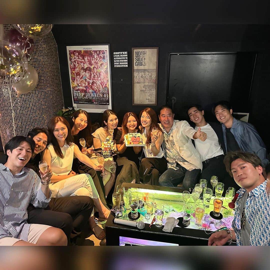 三浦マキさんのインスタグラム写真 - (三浦マキInstagram)「Thank you so much for many B’day wishes and celebrations!! Love you all♥️  今年もまた一歳大人になりました🎂 誕生日が来るたびに、家族や友人、出会ってくれたすべての人に愛と感謝の気持ちでいっぱいに…  最高に楽しくて幸せなお祝いをありがとう! 出会ってくれてありがとう!!✨  私の人生はみんながいるから最高です。ラブユー💛💛　　  (むしろ全員に対して“出会いとご恩の還元キャンペーン”をやっていきたいw)  笑顔で明るく楽しく、目標に向かって上を向いて。 愛と優しさとしなやかさを兼ね備えて生きていきたいと思います。  ─────────────────  P.S.♠︎ 母からの誕生日メッセージがすごく良かったのでシェア。  ➀「向上心・好奇心・気配り」が素敵な女性の3K(たかのゆりさんのお言葉らしい)  ②丁寧な暮らし方が品格を作り上げていく  …心に沁みます＆刻みます😂  ─────────────────  May ALL YOU be filled wiz happiness and love♥️  #birthday  #thankyou  #loveyou」6月26日 21時17分 - makimiura__la