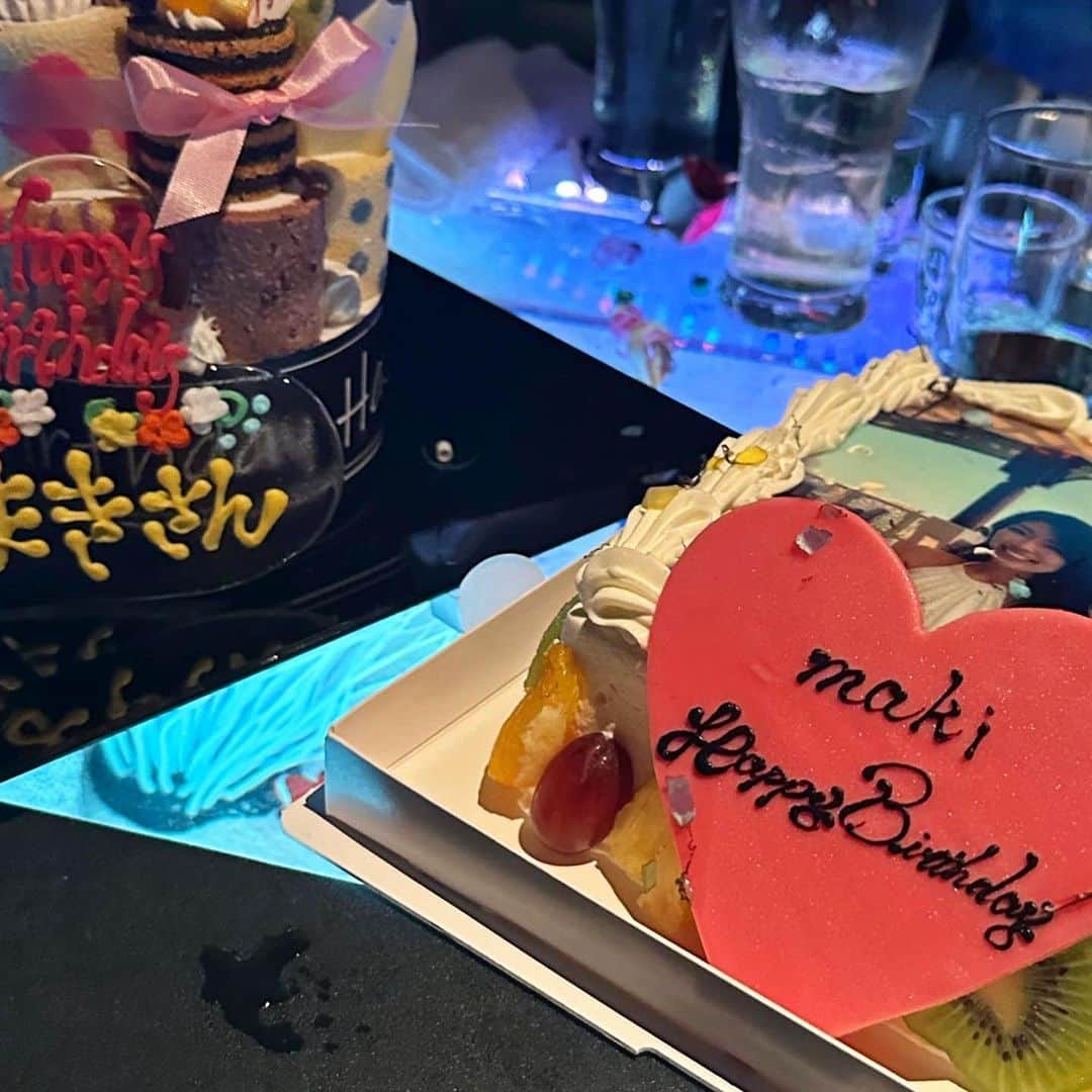 三浦マキさんのインスタグラム写真 - (三浦マキInstagram)「Thank you so much for many B’day wishes and celebrations!! Love you all♥️  今年もまた一歳大人になりました🎂 誕生日が来るたびに、家族や友人、出会ってくれたすべての人に愛と感謝の気持ちでいっぱいに…  最高に楽しくて幸せなお祝いをありがとう! 出会ってくれてありがとう!!✨  私の人生はみんながいるから最高です。ラブユー💛💛　　  (むしろ全員に対して“出会いとご恩の還元キャンペーン”をやっていきたいw)  笑顔で明るく楽しく、目標に向かって上を向いて。 愛と優しさとしなやかさを兼ね備えて生きていきたいと思います。  ─────────────────  P.S.♠︎ 母からの誕生日メッセージがすごく良かったのでシェア。  ➀「向上心・好奇心・気配り」が素敵な女性の3K(たかのゆりさんのお言葉らしい)  ②丁寧な暮らし方が品格を作り上げていく  …心に沁みます＆刻みます😂  ─────────────────  May ALL YOU be filled wiz happiness and love♥️  #birthday  #thankyou  #loveyou」6月26日 21時17分 - makimiura__la