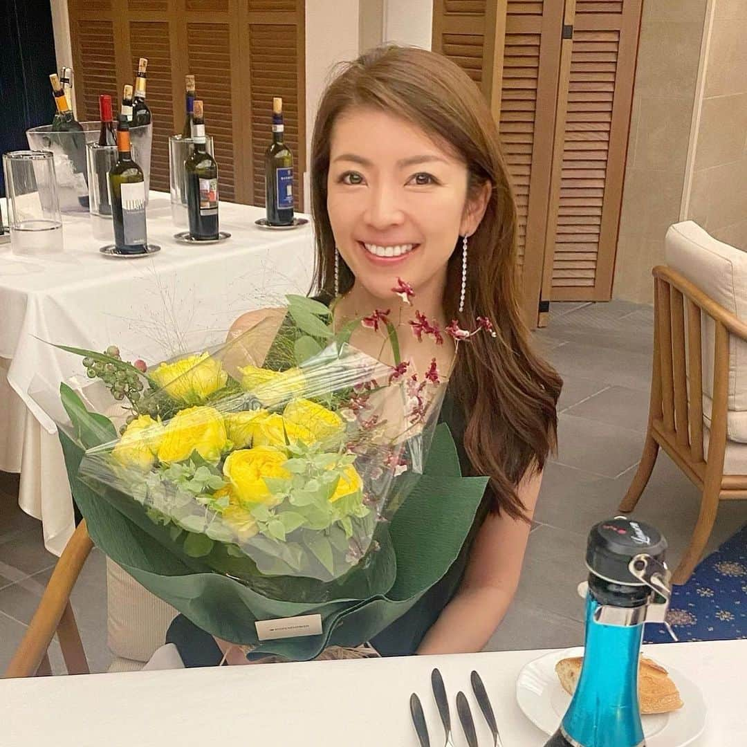 三浦マキさんのインスタグラム写真 - (三浦マキInstagram)「Thank you so much for many B’day wishes and celebrations!! Love you all♥️  今年もまた一歳大人になりました🎂 誕生日が来るたびに、家族や友人、出会ってくれたすべての人に愛と感謝の気持ちでいっぱいに…  最高に楽しくて幸せなお祝いをありがとう! 出会ってくれてありがとう!!✨  私の人生はみんながいるから最高です。ラブユー💛💛　　  (むしろ全員に対して“出会いとご恩の還元キャンペーン”をやっていきたいw)  笑顔で明るく楽しく、目標に向かって上を向いて。 愛と優しさとしなやかさを兼ね備えて生きていきたいと思います。  ─────────────────  P.S.♠︎ 母からの誕生日メッセージがすごく良かったのでシェア。  ➀「向上心・好奇心・気配り」が素敵な女性の3K(たかのゆりさんのお言葉らしい)  ②丁寧な暮らし方が品格を作り上げていく  …心に沁みます＆刻みます😂  ─────────────────  May ALL YOU be filled wiz happiness and love♥️  #birthday  #thankyou  #loveyou」6月26日 21時17分 - makimiura__la