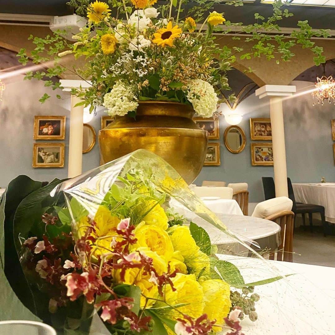 三浦マキさんのインスタグラム写真 - (三浦マキInstagram)「Thank you so much for many B’day wishes and celebrations!! Love you all♥️  今年もまた一歳大人になりました🎂 誕生日が来るたびに、家族や友人、出会ってくれたすべての人に愛と感謝の気持ちでいっぱいに…  最高に楽しくて幸せなお祝いをありがとう! 出会ってくれてありがとう!!✨  私の人生はみんながいるから最高です。ラブユー💛💛　　  (むしろ全員に対して“出会いとご恩の還元キャンペーン”をやっていきたいw)  笑顔で明るく楽しく、目標に向かって上を向いて。 愛と優しさとしなやかさを兼ね備えて生きていきたいと思います。  ─────────────────  P.S.♠︎ 母からの誕生日メッセージがすごく良かったのでシェア。  ➀「向上心・好奇心・気配り」が素敵な女性の3K(たかのゆりさんのお言葉らしい)  ②丁寧な暮らし方が品格を作り上げていく  …心に沁みます＆刻みます😂  ─────────────────  May ALL YOU be filled wiz happiness and love♥️  #birthday  #thankyou  #loveyou」6月26日 21時17分 - makimiura__la