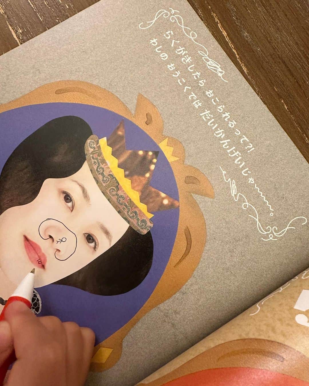 犬山紙子さんのインスタグラム写真 - (犬山紙子Instagram)「日光を当てると色が浮かんできた！ 紙にまつわる楽しい遊びが凝縮された雑誌、ぺぱぷんたす。 我が家は毎号お世話になっています。  間違い探しならぬ、同じもの探し  落書き推奨ページ  落書きしたところだけ残る、水に溶ける紙 ………  内容の充実度に大満足 しかも参加アーティストが豪華なこと豪華なこと  【参加アーティスト】 谷川俊太郎、100%ORANGE、宇野亜喜良、渡邉良重、junaida、鈴木のりたけ、北澤平祐、tupera tupera、テリー・ジョンスン、ユムラタラ、中村至男、三澤遥、ユーフラテス、石川将也、古郡加奈子、戸田拓夫、COCHAE  タッチパネルでたくさん遊ぶぶん、紙でもたくさん遊んでほしい。 子どもの好奇心を満たしてくれる最高の本  #育児　#知育　#おすすめ本 #おすすめ絵本 #ぺぱぷんたす」6月26日 21時17分 - inuyamakamiko