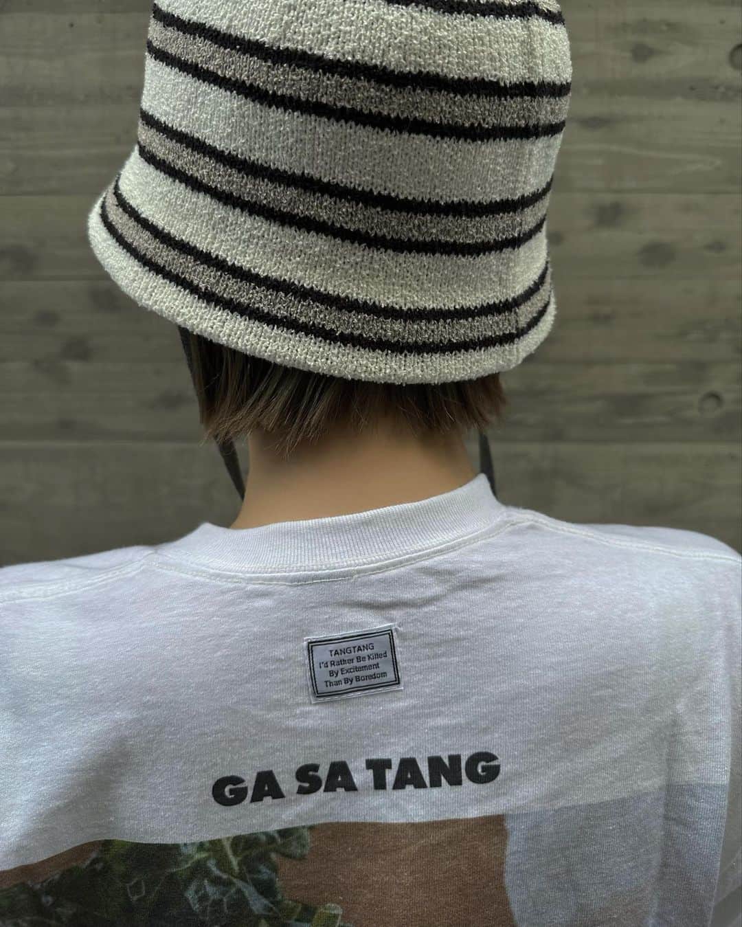 松井貴香のインスタグラム：「.  それぞれ通りすがって 一目惚れした帽子とTシャツ👐🏻 お気に入り♡♡  👒 @override_official  👕 @tangtang_design  .」