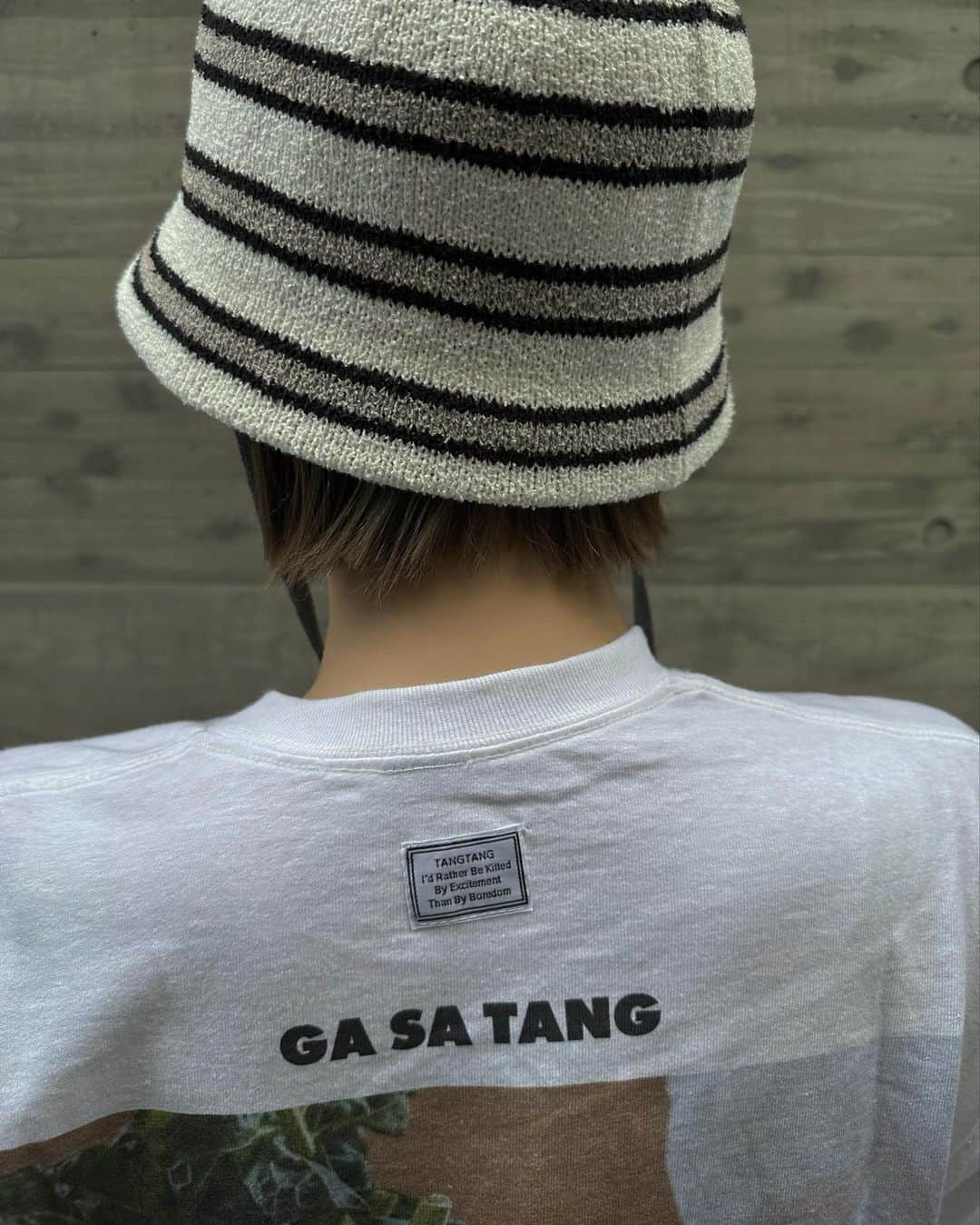 のインスタグラム：「.  それぞれ通りすがって 一目惚れした帽子とTシャツ👐🏻 お気に入り♡♡  👒 @override_official  👕 @tangtang_design  .」