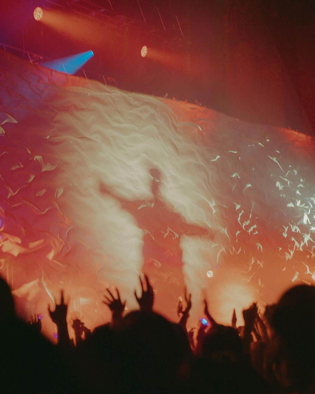 SIRUPのインスタグラム：「BLUE BLUR TOUR 2023  📸 @leoyoulagi   リアルとアンリアルをステージで表現したくて、爆でかロゴと小さな部屋を共存させて、みんなにとってライブ会場が現実であって非現実である特別であって当たり前の場所になったらいいなとかそんなイメージ」