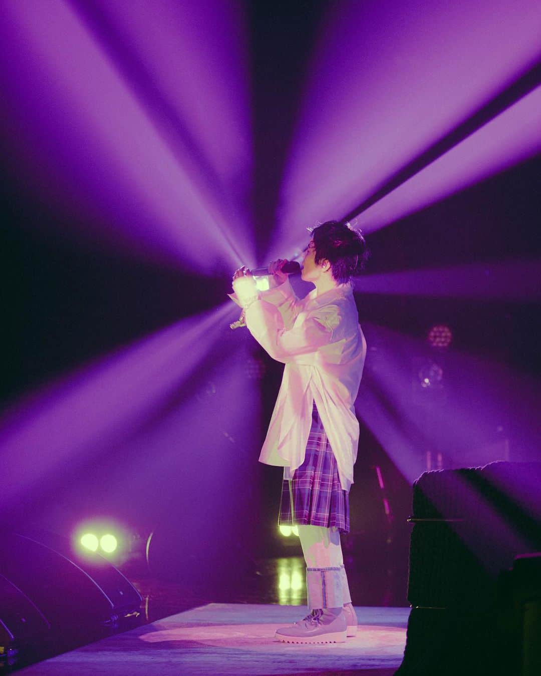 SIRUPさんのインスタグラム写真 - (SIRUPInstagram)「BLUE BLUR TOUR 2023  📸 @leoyoulagi   リアルとアンリアルをステージで表現したくて、爆でかロゴと小さな部屋を共存させて、みんなにとってライブ会場が現実であって非現実である特別であって当たり前の場所になったらいいなとかそんなイメージ」6月26日 21時18分 - sirup_insta