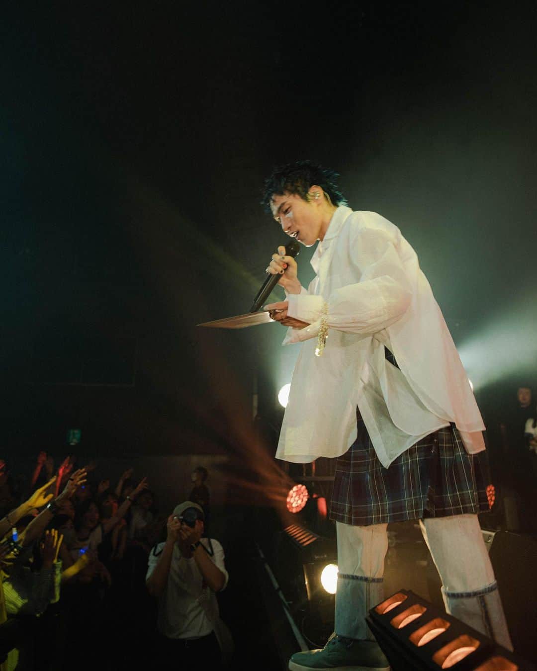 SIRUPさんのインスタグラム写真 - (SIRUPInstagram)「BLUE BLUR TOUR 2023  📸 @leoyoulagi   リアルとアンリアルをステージで表現したくて、爆でかロゴと小さな部屋を共存させて、みんなにとってライブ会場が現実であって非現実である特別であって当たり前の場所になったらいいなとかそんなイメージ」6月26日 21時18分 - sirup_insta