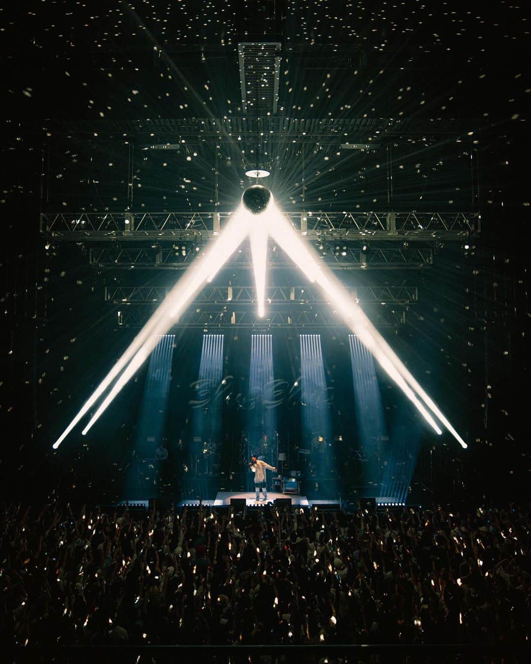 SIRUPさんのインスタグラム写真 - (SIRUPInstagram)「BLUE BLUR TOUR 2023  📸 @leoyoulagi   リアルとアンリアルをステージで表現したくて、爆でかロゴと小さな部屋を共存させて、みんなにとってライブ会場が現実であって非現実である特別であって当たり前の場所になったらいいなとかそんなイメージ」6月26日 21時18分 - sirup_insta