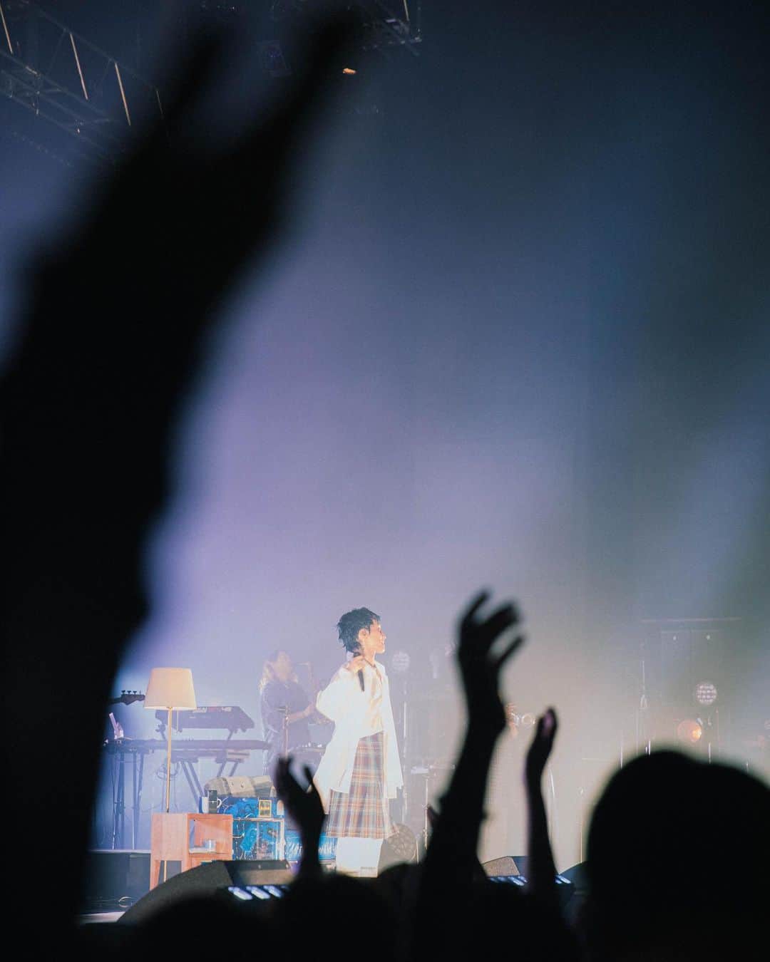 SIRUPさんのインスタグラム写真 - (SIRUPInstagram)「BLUE BLUR TOUR 2023  📸 @leoyoulagi   リアルとアンリアルをステージで表現したくて、爆でかロゴと小さな部屋を共存させて、みんなにとってライブ会場が現実であって非現実である特別であって当たり前の場所になったらいいなとかそんなイメージ」6月26日 21時18分 - sirup_insta