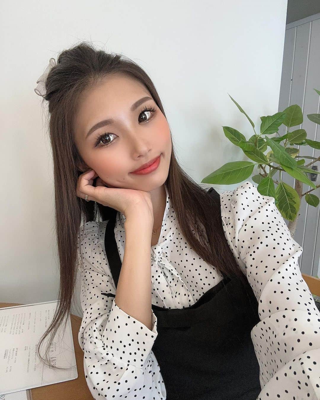 のインスタグラム：「. . 毎日が充実してて幸せはっぴー☺️💕✨ . 今年になって始めたこのお仕事に 毎日やりがいを感じております✨✨ @hairmake.miu @devenirbelle.moi  ６月は29.30日に空き枠あります🥰 . お問い合わせは @moi___reona まで✉️❤️」