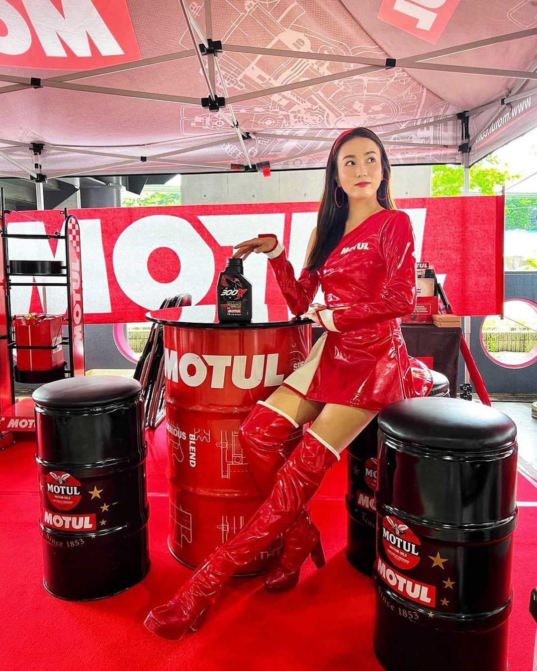 密照幸映のインスタグラム：「#MOTULCircuitLady ❤️  自動車用レーシングオイルの300VがリニューアルしたのはMOTUL愛用者はもちろんご存知ですよね？👀🩶  【300Vのご紹介】 Motul独自のエステルコアテクノロジーを採用しており、 レースで勝つための最高レベルの 出力向上性能、保護性能、低蒸発性を備えたオイルで様々なレースで使用されてるよ🏎️  粘度は12種類あるので様々な車種に対応🉑 皆さんの愛車に合う粘度があるはず‼︎ ちなみに300Vの“V”はVictoryのV✌🏻って 皆さん知ってましたか？😊  是非、取り入れてみてくださいね🙌🏻  @MOTULJapan @nismo_jp_official  #MOTUL #MOTULJapan #PoweredByMOTUL #motul300v  #NISSAN #NISMO #racequeen  #RQ #oil  #racingoil  #モチュール #オイル #300v #オイル交換 #高性能オイル  #レーシングオイル #密照幸映」