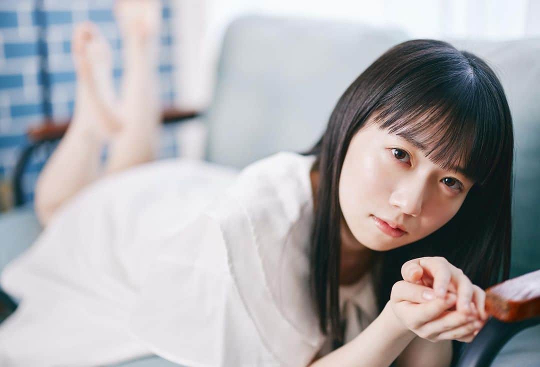 新居歩美のインスタグラム：「ガラスガールさんでのインタビュー写真毎回お気に入りだ...！  写真https://glassgirl.info/article/post-15162/ ムービーhttps://youtu.be/R215bLDIuoc」