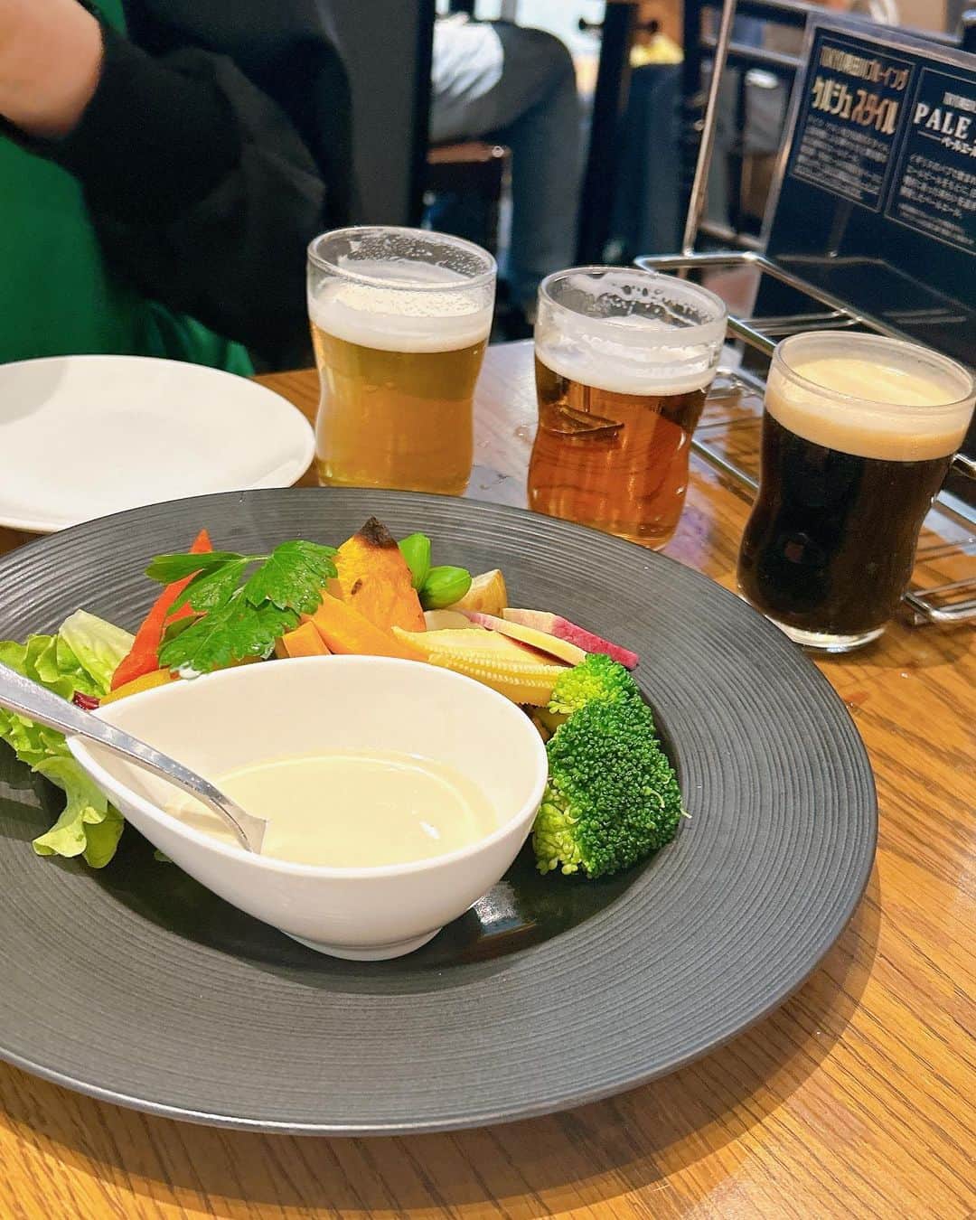 美蘭レンナさんのインスタグラム写真 - (美蘭レンナInstagram)「💚⌚️🗼🍺💚 . . . かなりの時差投稿ですが、、、 大好きな天宮さんとランチした時の❤️❤️❤️❤️❤️  花組現役時代もですが、 OGになってからも沢山お世話になっています🍎  この時はランチ→軽食→カフェと3軒くらい回って、 永遠に尽きる事無くお話し続けて、 ずっと笑いっぱなしでした😆😆  先輩としても女性としても尊敬する大好きな天宮さん🥰🥰❤️ またご一緒させてください💓💓💓 . . . #時差投稿 #先輩#楽しい1日#幸せ #いつも有難うございます #また3軒お店巡り #ご一緒#させてください #宝塚#花組」6月26日 21時21分 - renna_miran33