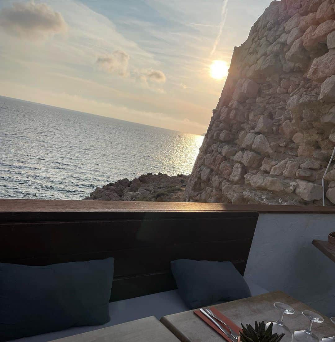 ヴィルジニー・デデューのインスタグラム：「FÊTE des TERRASSES ☀️   By @maregionsud —— 1er Juillet 2023 ——  "Connaissez vous la fête des terrasses c'est le 1er juillet partout en région sud organisé par @maregionsud ! Rendez-vous dans les bars et les restaurants partenaire des cafés, hôtels, bars et restaurants pour célébrer la vie ! Des animations sur tout le territoire sont à prévoir ! Ca, c'est le Sud !! "   #cacestlesud #regionsud #lesoleilseleveausud #lafetedesterrasses  Mes recommandations entres autre en images  #MIAM  @mitchaixenprovence @chateaudelagaude @le_garde_manger_aixenprovence @faubourg46 @gaodinarestaurant @lepetitport_」