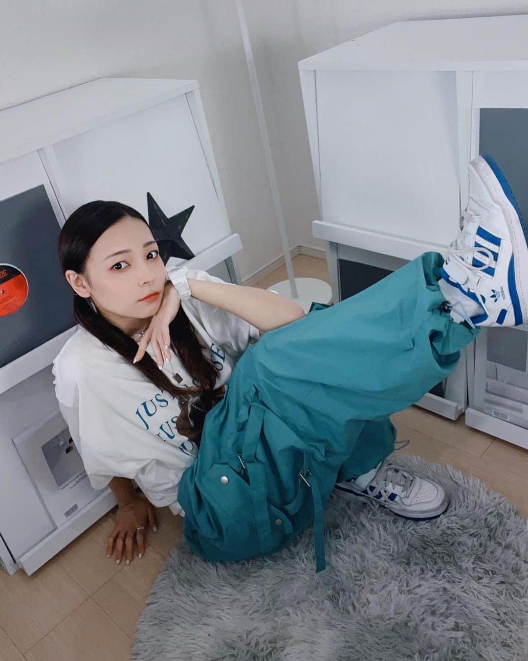 ジェニーのインスタグラム：「🐬🩵💎  今日コーデのメイン、青パーンツ！  夏らしいって感じじゃろう？ ってかこの色珍しくない？✨  ストリートだけど色が爽やかだから 重くなくてなんなら差し色になるし コーデがパンチのある感じになって良き🙆  👇3枚目の写真だけど👇 ガーリーにしたくて上から 白のワンピース(？)みたいの 合わせたらこれも良きだった🥹  しあわせ🩵  #ootd #outfitoftheday」
