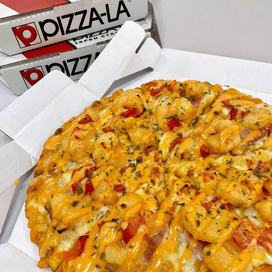 ピザーラのインスタグラム：「【ピザーラが食べたくなったらコメント欄に🍕を書いてね！】  こんばんは！ ついにピザーラの夏の風物詩☀️『ピザーラエビマヨ』が登場しましたね❣️  ふっくらとした衣で包んだエビのフリッターに、ほのかな甘みと酸味の特製オーロラソースの相性がたまらない🤤 お子様から大人まで楽しんでいただける特別な一枚です🍕🍤  ぜひピザーラエビマヨと一緒に、夏の始まりを感じてみてください🎶  ------------- ピザーラ公式アカウントでは、PIZZA-LAのお得な最新情報をお届けしています🍕  皆さまもぜひピザーラを食べた際には #ピザーラ#ピザーラお届け のハッシュタグをつけて感想を教えてくださいね✨ お写真をご紹介しちゃうかも？😆 投稿、お待ちしています♪  #pizza_la #ピザ #ピザパーティー #ピザパ #ピザ屋 #ピザ好き #ピザ好きな人と繋がりたい #ピザ屋さん #宅配 #宅配ピザ」