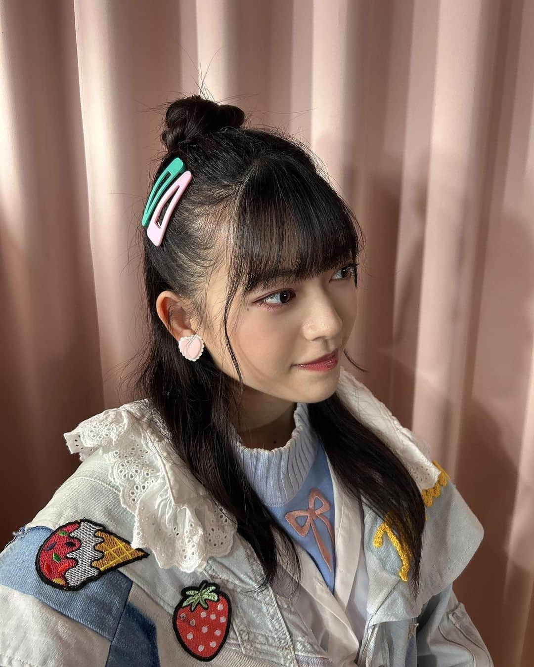 高岡薫のインスタグラム：「写真撮るとき横向きがち。  #akb48 #倉野尾チーム4 #倉野尾なるなるチーム4 #サムネイル #akb48劇場 #秋葉原 #お団子ハーフアップ」