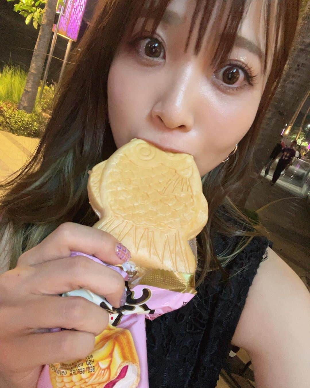 May’nさんのインスタグラム写真 - (May’nInstagram)「鯛使inジャカルタ。 ジャカルタでもたい焼き探してたんだけど、街から遠い場所にしかなかったのと、いちばん行きたかったところは閉店してた😭  あっ、東南アジアでもたい焼きわりと売ってます😏 たこ焼きより知名度はもちろんまだまだですが、海外ではfish pancake的に通じてますね〜ε°)#))３  こちらはたい焼きアイス。 東南アジアでめちゃくちゃよくみます。  暑いからこっちの方が人気出るのかな？ 苺味をチョイス🍓美味しい〜！Enak🤍  #鯛使 #たい焼き #たい焼き親善鯛使 #ジャカルタスイーツ #ジャカルタイヤキ #jakarta #indonesia」6月26日 21時29分 - mayn1021