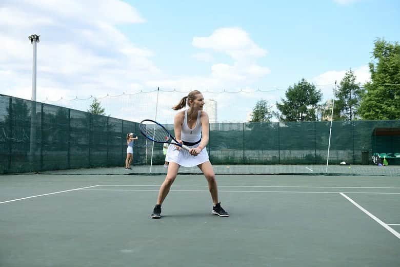 エカテリーナ・マカロワさんのインスタグラム写真 - (エカテリーナ・マカロワInstagram)「🎾 На прошлой неделе я провела фантастическую тренировку в Skorik, на теннисных кортах по ул. Крылатская, 2 строение 31  Атмосфера с самого начала заряжала на успех! Мне удалось вдохновить каждого участника на новые достижения, даже тех, кто впервые взял ракетку в руки, смог играть на ура! 🚀  Наша тренировка включала в себя следующее 💚: - Разминка в команде! 🎾 - Основы тенниса 🎾 - Проработка удара справа и слева 💪🏼  Хочу выразить благодарность организаторам мероприятия за такое великолепное теннисное утро в замечательной команде!  @russianboxingfederation  @svetlana1kulakova  @jannet0207  Звездные участники ⭐️: ✔️ @svetlana1kulakova  ✔️ @allashishkina_rusallo4ka  ✔️ @annachicherova  ✔️ @jannet0207 ✔️ @elena_saveleva_84  ✔️ @didenko.Katerina ✔️ @pattakhon ✔️ @lia_shakti ✔️ @xenaroma  ✔️ @ochigava.team  ✔️ @anya_serjofficial_  ✔️ @i_dakorobova   Партнёры 🎁  @bago.official  @markovyuriy  @clubmeineliebe  Благодарю вас за встречу! ⭐️ Ваша Катя ❤️」6月26日 21時24分 - katemakarova1